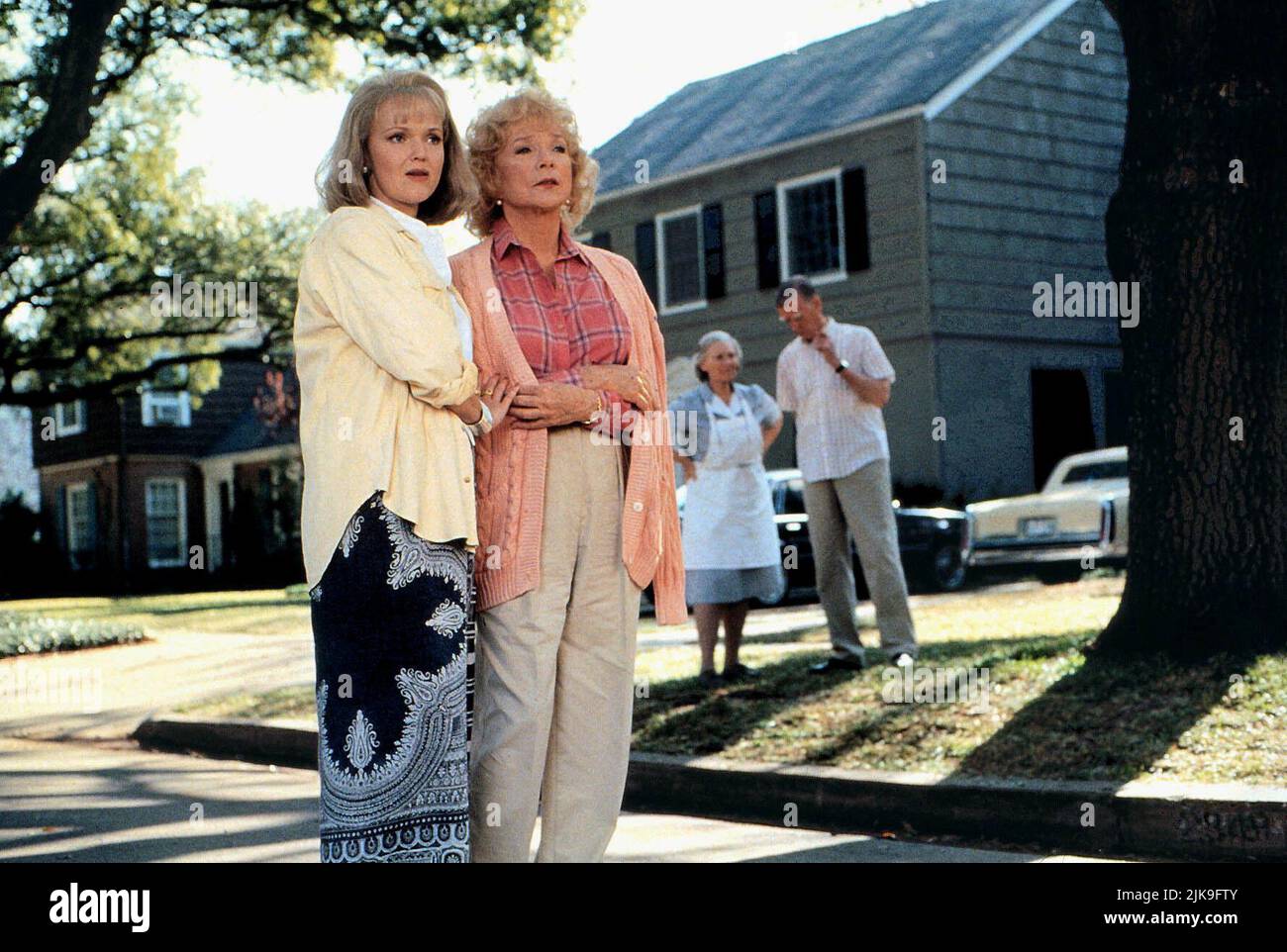 Miranda Richardson & Shirley Maclaine Film: The Evening Star (USA 1996) personaggi: Patsy Carpenter & Aurora Greenway regista: Robert Harling 05 Dicembre 1996 **ATTENZIONE** questa foto è solo per uso editoriale ed è il copyright di IMMAGINI DI PRIMARIA IMPORTANZA e/o il fotografo assegnato dalla Film o Società di produzione e può essere riprodotto solo da pubblicazioni in concomitanza con la promozione del suddetto Film. È necessario un credito obbligatorio per LE IMMAGINI DI IMPORTANZA FONDAMENTALE. Il fotografo deve essere accreditato anche quando è noto. Nessun uso commerciale può essere concesso senza autorizzazione scritta da parte del Fi Foto Stock