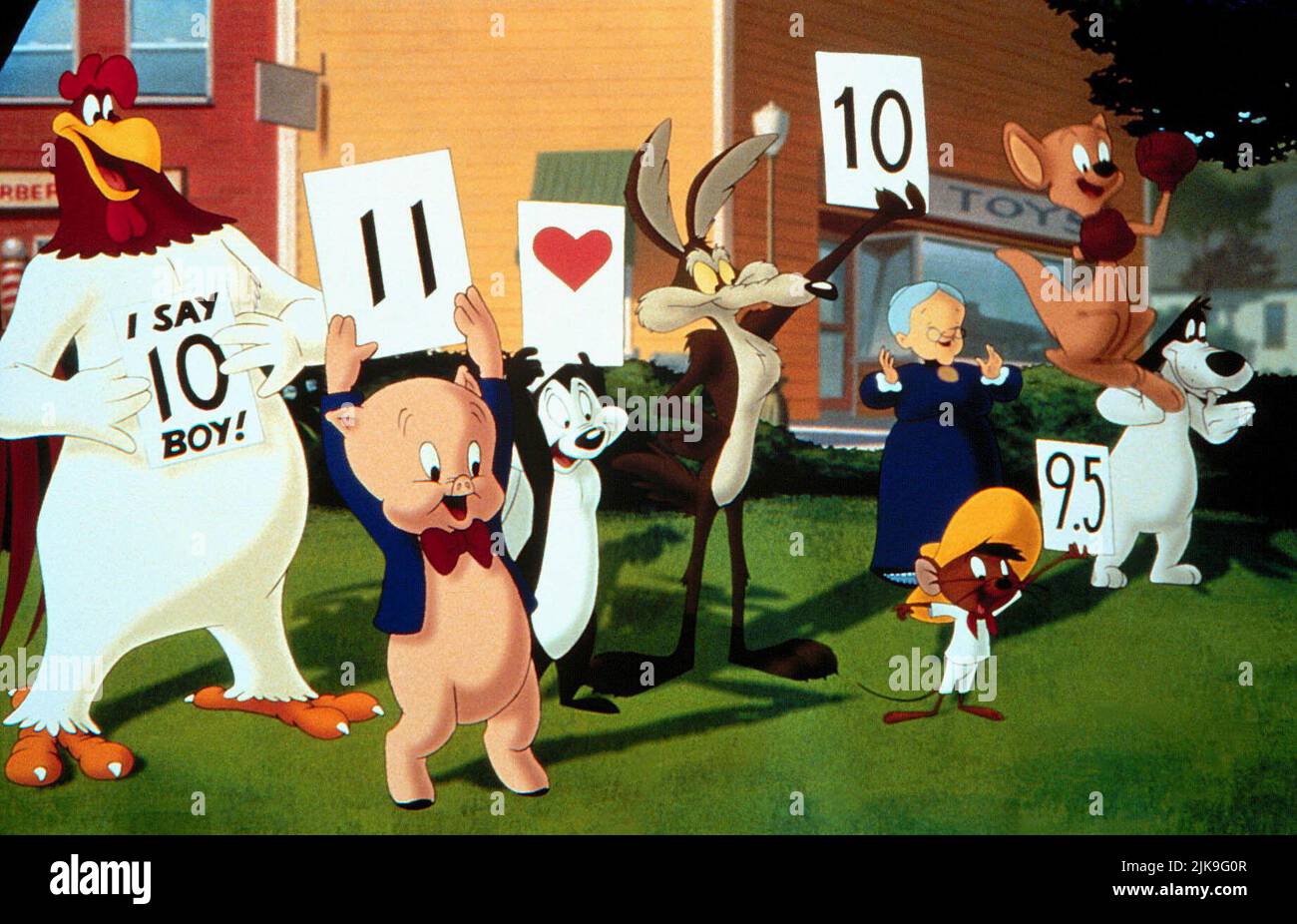 Porky Pig, Wylie Coyote & Granny Film Space Jam (USA 1996) personaggi: , & Granny Director: Joe Pytka 10 novembre 1996 **ATTENZIONE** questa fotografia è solo per uso editoriale ed è copyright DELLA WARNER BROS. E/o il fotografo assegnato dalla Film o dalla Production Company e può essere riprodotto solo da pubblicazioni in concomitanza con la promozione del suddetto Film. Un credito obbligatorio alla WARNER BROS. è obbligatorio. Il fotografo deve essere accreditato anche se conosciuto. Nessun uso commerciale può essere concesso senza l'autorizzazione scritta di The Film Company. Foto Stock