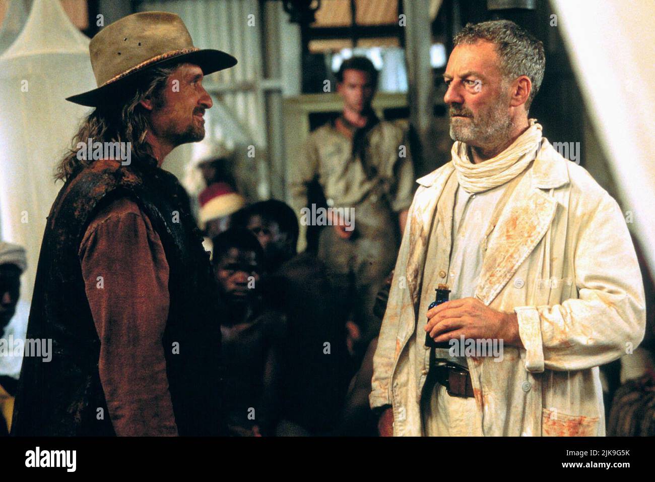 Michael Douglas & Bernard Hill Film: The Ghost and the Darkness (USA/DE 1996) personaggi: Charles Remington & Dr. David Hawthorne regista: Stephen Hopkins 11 ottobre 1996 **AVVISO** questa fotografia è solo per uso editoriale ed è il copyright di IMMAGINI DI PRIMARIA IMPORTANZA e/o il fotografo assegnato dalla Film o dalla Società di produzione e può essere riprodotto solo da pubblicazioni in concomitanza con la promozione del suddetto Film. È necessario un credito obbligatorio per LE IMMAGINI DI IMPORTANZA FONDAMENTALE. Il fotografo deve essere accreditato anche quando è noto. Nessun uso commerciale può essere concesso senza autorizzazione scritta Foto Stock