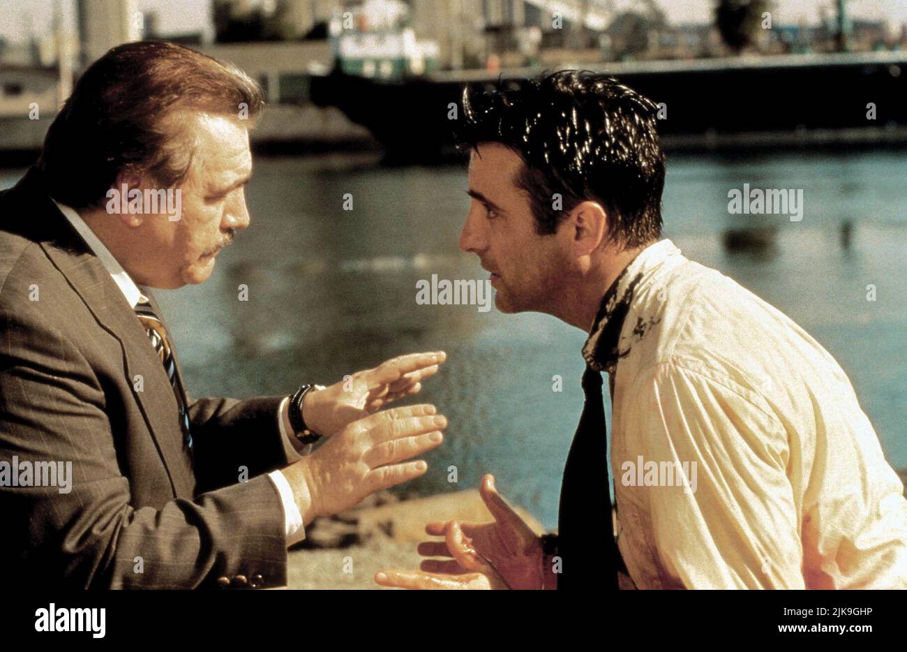 Brian Cox & Andy Garcia Film: Desperate Measures (1998) personaggi: Capitano Jeremiah Cassidy & Frank Conner regista: Barbet Schroeder 30 gennaio 1998 **AVVISO** questa fotografia è solo per uso editoriale ed è copyright delle IMMAGINI TRISTAR e/o del fotografo assegnato dalla Film o dalla Società di produzione e può essere riprodotta solo da pubblicazioni in concomitanza con la promozione del suddetto Film. È richiesto un credito obbligatorio per LE IMMAGINI TRISTAR. Il fotografo deve essere accreditato anche quando è noto. Nessun uso commerciale può essere concesso senza l'autorizzazione scritta della Film Company. Foto Stock