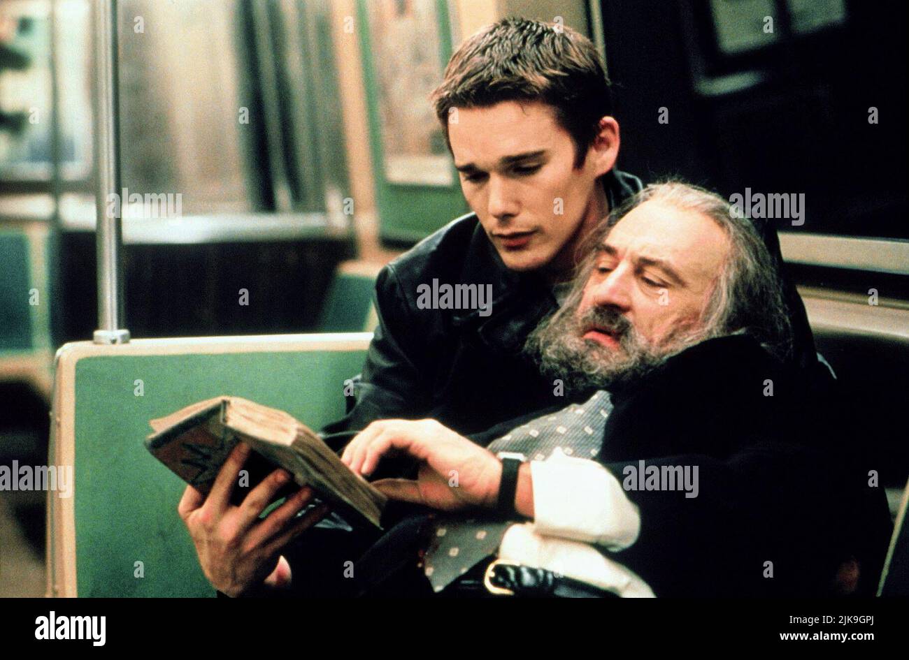 Ethan Hawke & Robert De Niro Film: Great Expectations (USA 1998) personaggi: Finnegan Bell & Prisoner / Lustig regista: Alfonso Cuarón 30 gennaio 1998 **AVVISO** questa foto è solo per uso editoriale ed è il copyright di 20th CENTURY FOX e/o il fotografo assegnato dalla Film o dalla Società di produzione e può essere riprodotto solo da pubblicazioni in concomitanza con la promozione del suddetto Film. È richiesto un credito obbligatorio per 20th CENTURY FOX. Il fotografo deve essere accreditato anche quando è noto. Nessun uso commerciale può essere concesso senza l'autorizzazione scritta della Film Company. Foto Stock