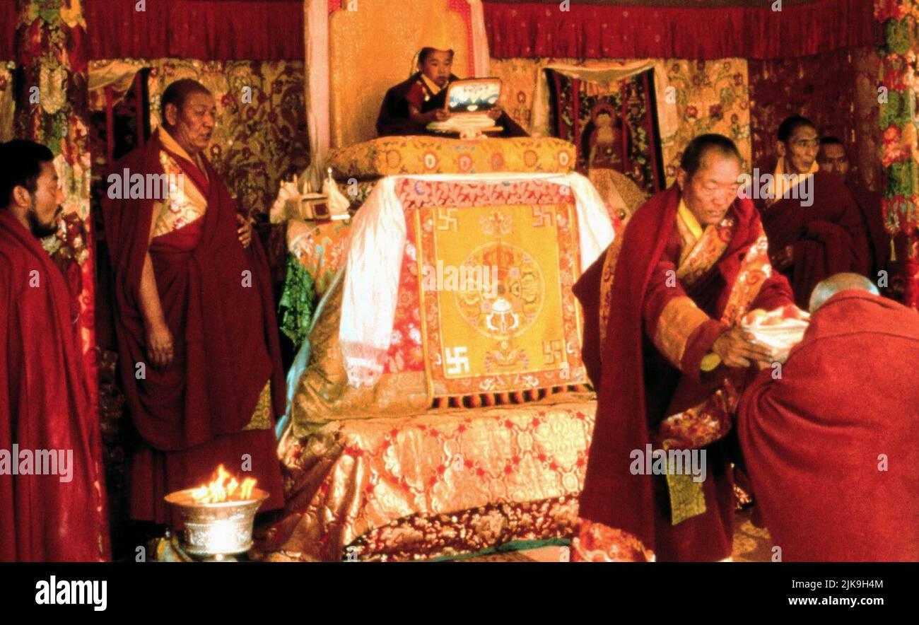 Tibetan Monk Scene Film Seven Years in Tibet (USA/UK 1997) regista: Jean-Jacques Annaud 13 settembre 1997 **WARNING** questa fotografia è ad uso esclusivamente editoriale ed è copyright DELLA COLUMBIA TRISTAR e/o del fotografo assegnato dalla Film o Production Company e può essere riprodotta solo da pubblicazioni in concomitanza con la promozione del suddetto Film. È richiesto un credito obbligatorio per COLUMBIA TRISTAR. Il fotografo deve essere accreditato anche se conosciuto. Nessun uso commerciale può essere concesso senza l'autorizzazione scritta di The Film Company. Foto Stock