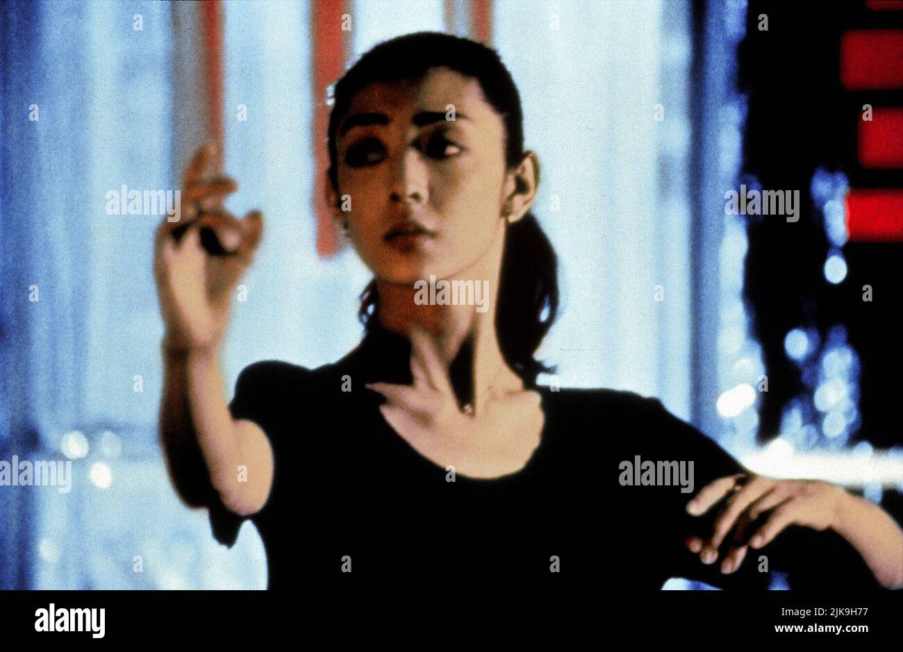 Hideko Hara Film: Shall We Dance (1996) personaggi: Masako Sugiyama regista: Masayuki su 27 Gennaio 1996 **ATTENZIONE** questa fotografia è solo per uso editoriale ed è copyright di NTV e/o del fotografo assegnato dalla Società di produzione e film e può essere riprodotta solo da pubblicazioni in concomitanza con la promozione del suddetto Film. È richiesto un credito obbligatorio per NTV. Il fotografo deve essere accreditato anche quando è noto. Nessun uso commerciale può essere concesso senza l'autorizzazione scritta della Film Company. Foto Stock