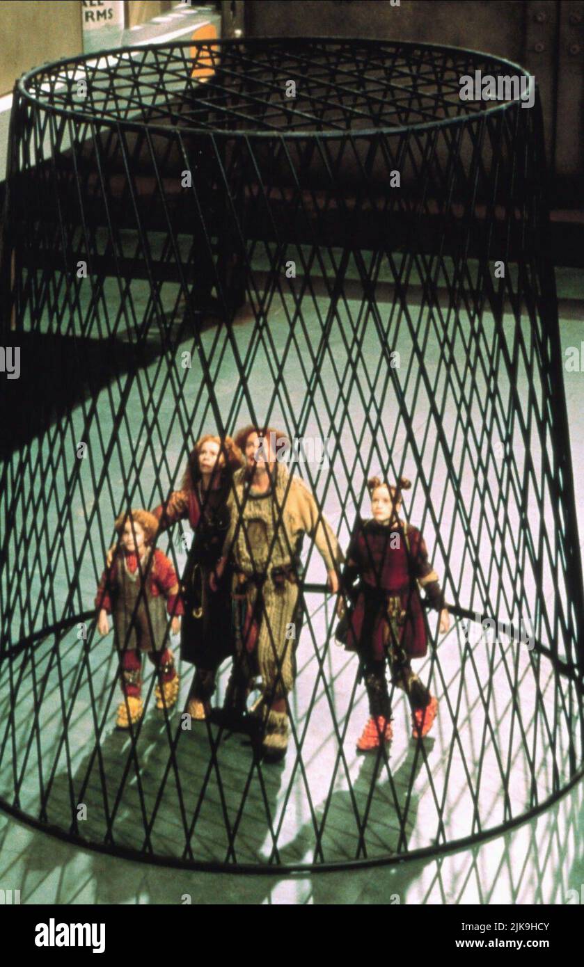 Tom Felton, Jim Broadbent, Celia Imrie & Flora Newbigin Film: I mutuatari (1997) personaggi: Orologio di Peagreen, orologio a pod, orologio omelia e Arrietty 'Ett' Clock regista: Peter Hewitt 05 Dicembre 1997 **ATTENZIONE** questa fotografia è solo ad uso editoriale ed è il copyright dei FILM DEL TITOLO DI LAVORO e/o del fotografo assegnato dalla Film o dalla Società di produzione e può essere riprodotta solo da pubblicazioni in concomitanza con la promozione del suddetto Film. È richiesto un credito obbligatorio per I FILM DI LAVORO. Il fotografo deve essere accreditato anche quando è noto. Non può essere concesso alcun uso commerciale Foto Stock