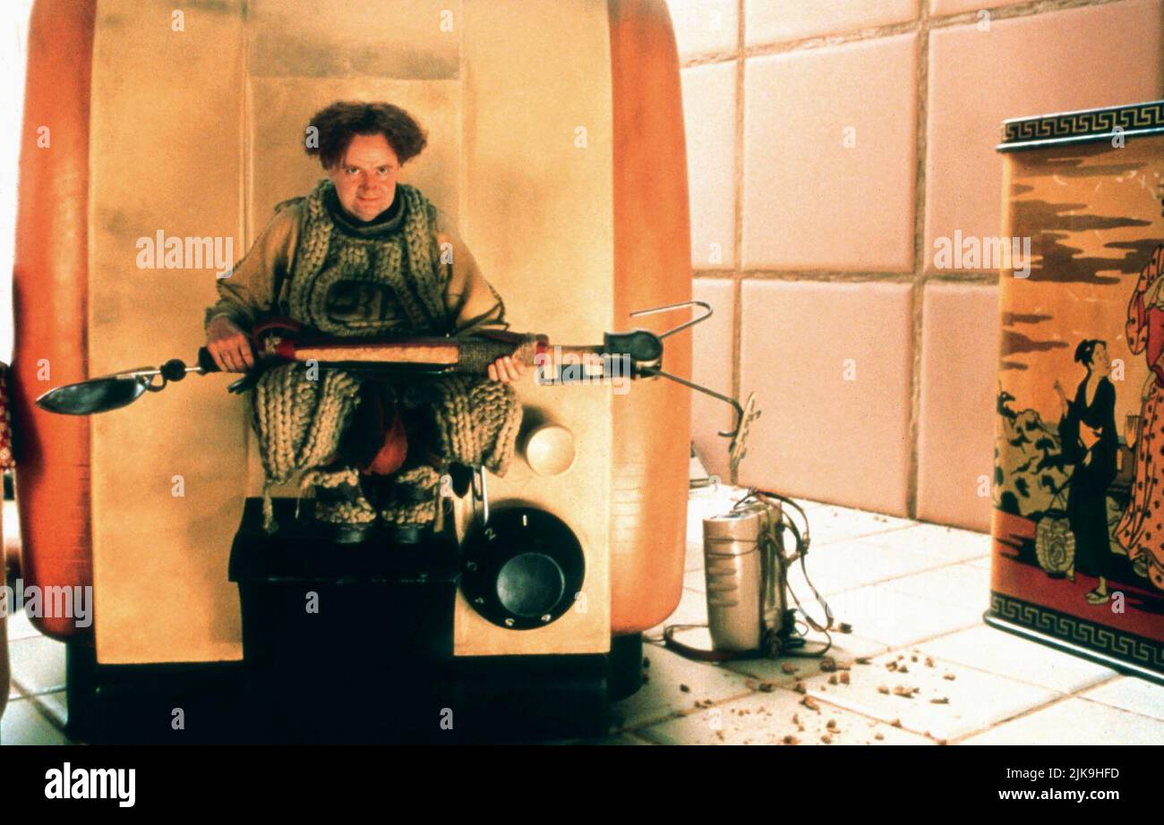 Jim Broadbent Film The Borrowers (1997) personaggi: Pod Clock Director: Peter Hewitt 05 dicembre 1997 **WARNING** questa fotografia è solo per uso editoriale ed è copyright di film CON TITOLI FUNZIONANTI e/o il fotografo assegnato dalla Film o Production Company e può essere riprodotta solo da pubblicazioni in concomitanza con la promozione del suddetto Film. È richiesto un credito obbligatorio per i film CON TITOLO PROVVISORIO. Il fotografo deve essere accreditato anche se conosciuto. Nessun uso commerciale può essere concesso senza l'autorizzazione scritta di The Film Company. Foto Stock