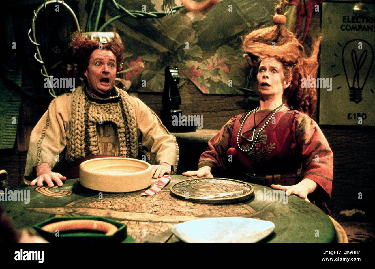 Jim Broadbent & Celia Imrie Film i mutuatari (1997) personaggi: Pod Clock & Homily Clock Director: Peter Hewitt 05 dicembre 1997 **WARNING** questa fotografia è solo per uso editoriale ed è copyright di film CON TITOLI FUNZIONANTI e/o il fotografo assegnato dalla Film o Production Company e può essere riprodotta solo da pubblicazioni in concomitanza con la promozione del suddetto Film. È richiesto un credito obbligatorio per i film CON TITOLO PROVVISORIO. Il fotografo deve essere accreditato anche se conosciuto. Nessun uso commerciale può essere concesso senza l'autorizzazione scritta di The Film Company. Foto Stock