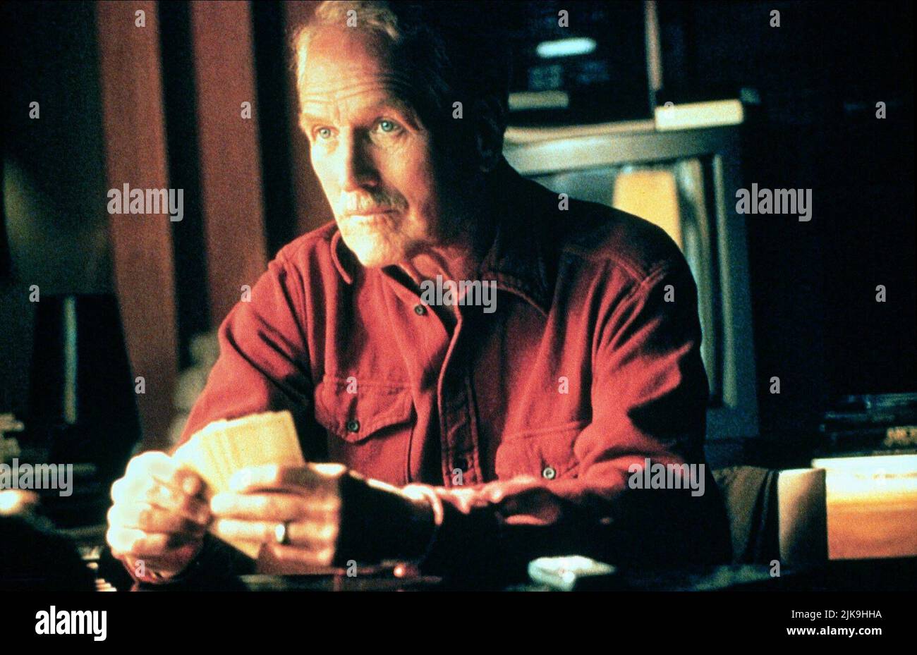 Paul Newman Film: Twilight (USA 1998) personaggi: Harry Ross regista: Robert Benton 06 marzo 1998 **AVVISO** questa foto è solo per uso editoriale ed è il copyright di IMMAGINI DI PRIMARIA IMPORTANZA e/o del fotografo assegnato dalla Film o dalla Società di produzione e può essere riprodotto solo da pubblicazioni in concomitanza con la promozione del suddetto Film. È necessario un credito obbligatorio per LE IMMAGINI DI IMPORTANZA FONDAMENTALE. Il fotografo deve essere accreditato anche quando è noto. Nessun uso commerciale può essere concesso senza l'autorizzazione scritta della Film Company. Foto Stock