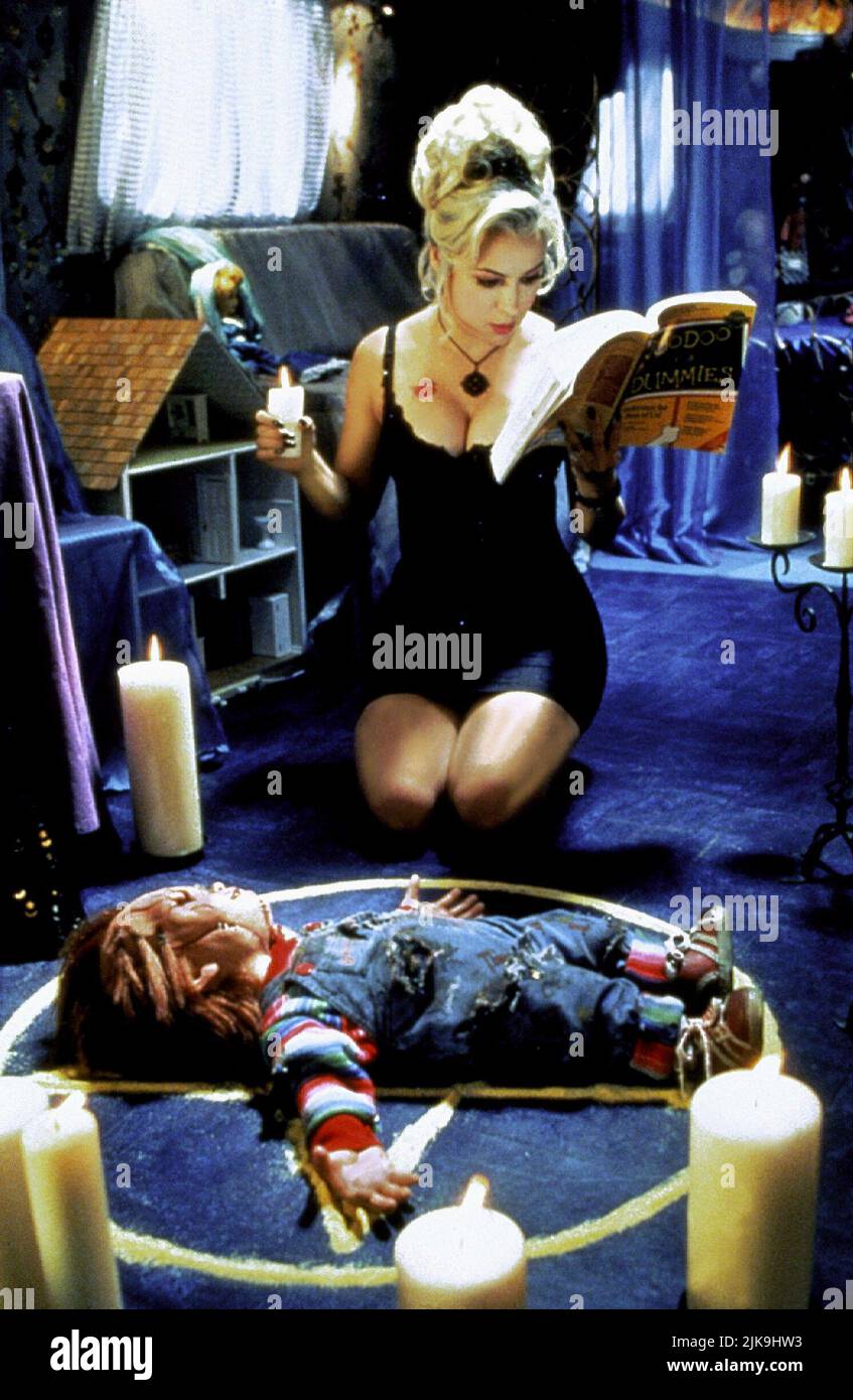 Jennifer Tilly Film: Sposa di Chucky (USA/CAN 1998) personaggi: Chucky & Tiffany regista: Ronny Yu 15 Ottobre 1998 **ATTENZIONE** questa foto è solo per uso editoriale ed è il copyright di IMMAGINI UNIVERSALI e/o del fotografo assegnato dalla Film o dalla Società di produzione e può essere riprodotto solo da pubblicazioni in concomitanza con la promozione del suddetto Film. È richiesto un credito obbligatorio per LE IMMAGINI UNIVERSALI. Il fotografo deve essere accreditato anche quando è noto. Nessun uso commerciale può essere concesso senza l'autorizzazione scritta della Film Company. Foto Stock