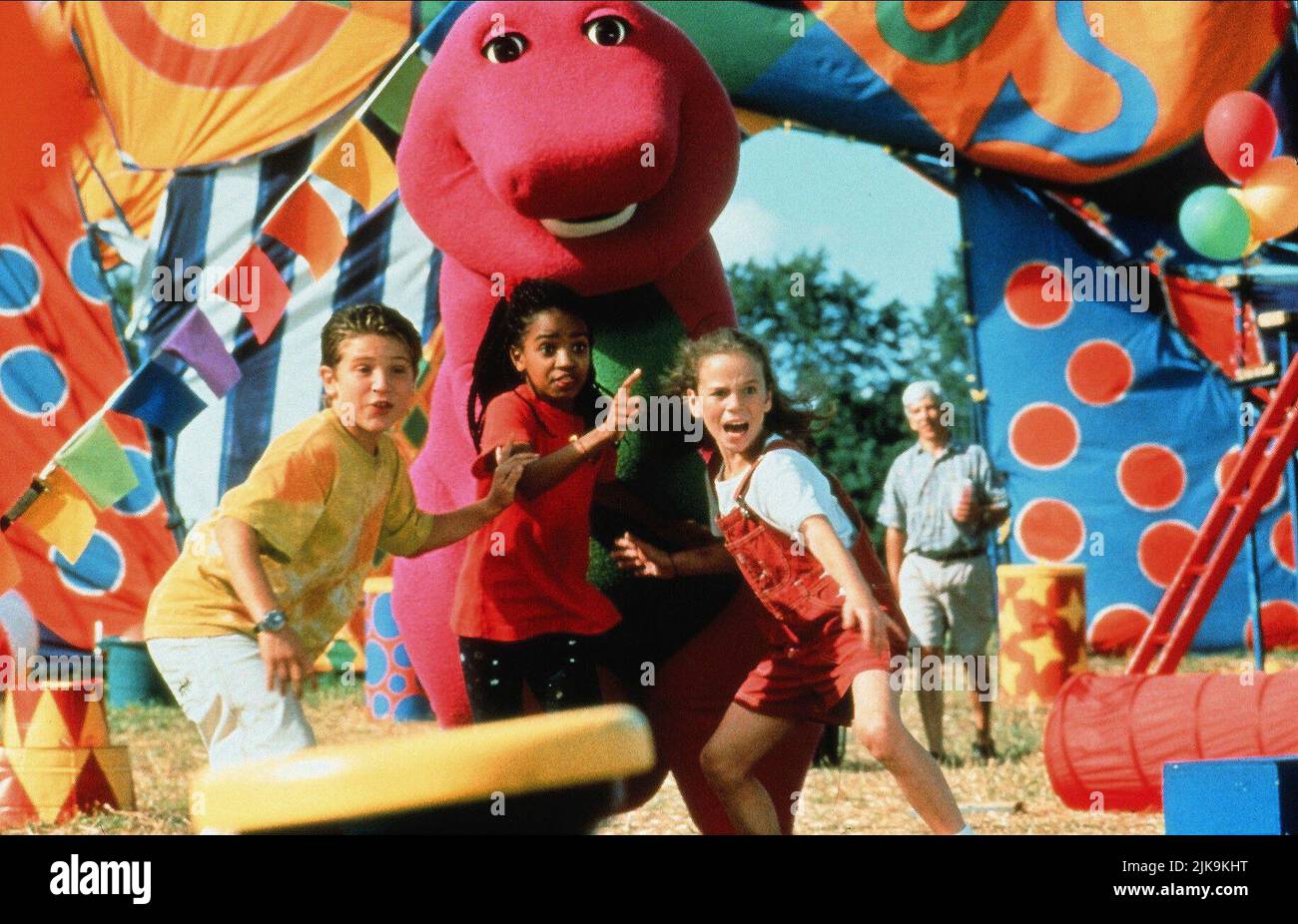 Barney, Trevor Morgan, Kyla Pratt, Diana Rice Film: Barney'S Great Adventure (1998) personaggi: Barney, Cody Newton, Marcella Walker, Abby Newton regista: Steve Gomer 30 marzo 1998 **AVVISO** questa foto è solo per uso editoriale ed è copyright DI POLYGRAM e/o del fotografo assegnato dalla Film o dalla Production Company e può essere riprodotta solo da pubblicazioni in concomitanza con la promozione del suddetto Film. È necessario un credito obbligatorio per IL POLYGRAM. Il fotografo deve essere accreditato anche quando è noto. Nessun uso commerciale può essere concesso senza l'autorizzazione scritta della Fil Foto Stock