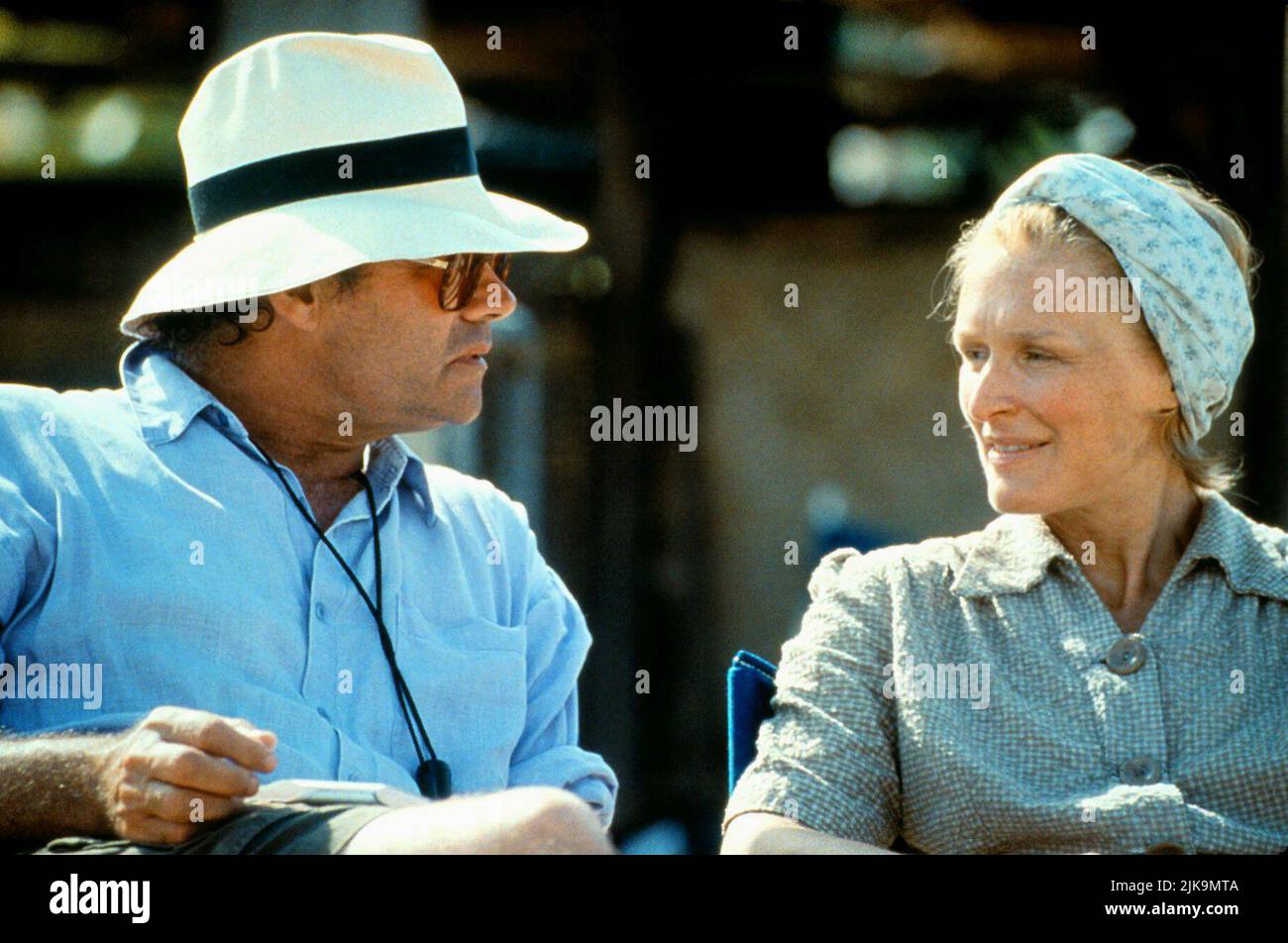 Bruce Beresford & Glenn Close Film: Paradise Road (1997) personaggi: & Adrienne Pargiter regista: Bruce Beresford 11 Aprile 1997 **ATTENZIONE** questa fotografia è solo per uso editoriale ed è il copyright di 20 CENTURY FOX e/o il fotografo assegnato dalla Film o dalla Production Company e può essere riprodotto solo da pubblicazioni in concomitanza con la promozione del suddetto Film. È richiesto un credito obbligatorio per 20 CENTURY FOX. Il fotografo deve essere accreditato anche quando è noto. Nessun uso commerciale può essere concesso senza l'autorizzazione scritta della Film Company. Foto Stock