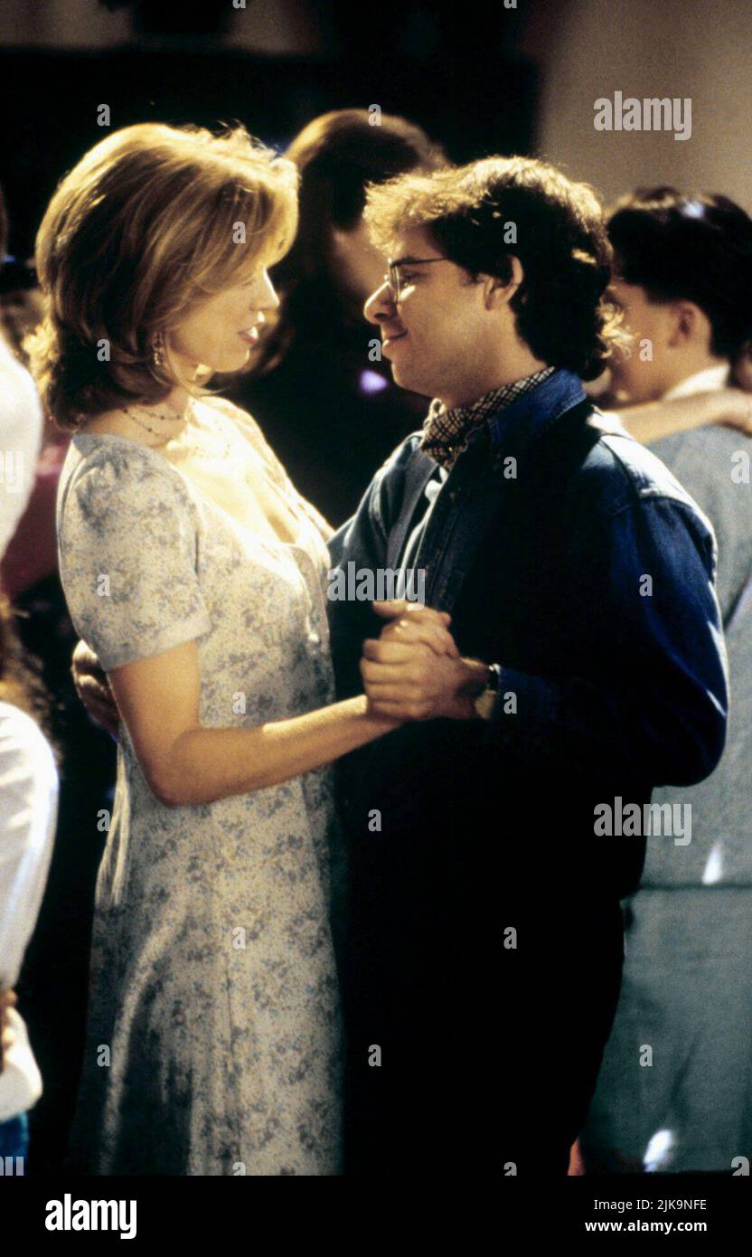 Julianne Phillips, Rick Moranis Film Big Bully (1996) personaggi: Victoria Tucker, David Leary regista: Steve Miner 26 gennaio 1996 **ATTENZIONE** questa fotografia è solo per uso editoriale ed è copyright DELLA WARNER BROS. E/o il fotografo assegnato dalla Film o dalla Production Company e può essere riprodotto solo da pubblicazioni in concomitanza con la promozione del suddetto Film. Un credito obbligatorio alla WARNER BROS. è obbligatorio. Il fotografo deve essere accreditato anche se conosciuto. Nessun uso commerciale può essere concesso senza l'autorizzazione scritta di The Film Company. Foto Stock