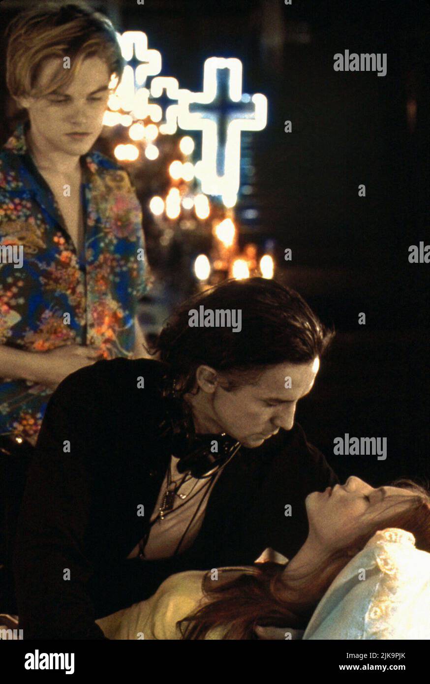 Leonardo Dicaprio, Baz Luhrmann & Claire Danes Film Romeo + Giulietta; Romeo e Giulietta (USA 1996) regista: Baz Luhrmann 01 novembre 1996 **AVVERTIMENTO** questa fotografia è ad uso esclusivamente editoriale ed è copyright della 20TH CENTURY FOX e/o del fotografo assegnato dalla Film o Production Company e può essere riprodotta solo da pubblicazioni in concomitanza con la promozione del suddetto Film. È richiesto un credito obbligatorio a 20TH CENTURY FOX. Il fotografo deve essere accreditato anche se conosciuto. Nessun uso commerciale può essere concesso senza l'autorizzazione scritta di The Film Company. Foto Stock