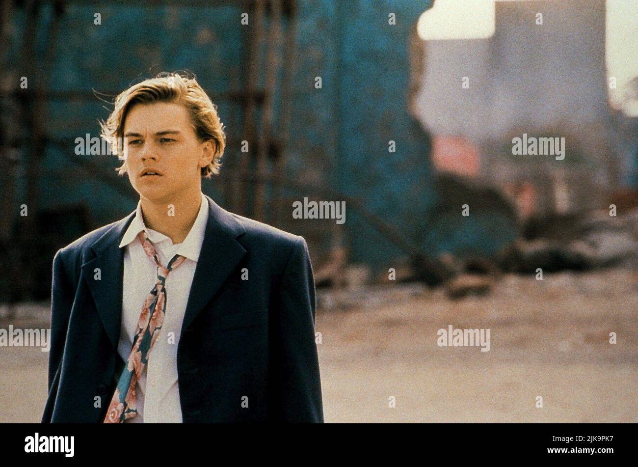 Leonardo Dicaprio Film Romeo + Giulietta; Romeo e Giulietta (USA 1996) Regia: Baz Luhrmann 01 novembre 1996 **ATTENZIONE** questa fotografia è ad uso esclusivamente editoriale ed è copyright della 20TH CENTURY FOX e/o del fotografo assegnato dalla Film o Production Company e può essere riprodotta solo da pubblicazioni in concomitanza con la promozione del suddetto Film. È richiesto un credito obbligatorio a 20TH CENTURY FOX. Il fotografo deve essere accreditato anche se conosciuto. Nessun uso commerciale può essere concesso senza l'autorizzazione scritta di The Film Company. Foto Stock
