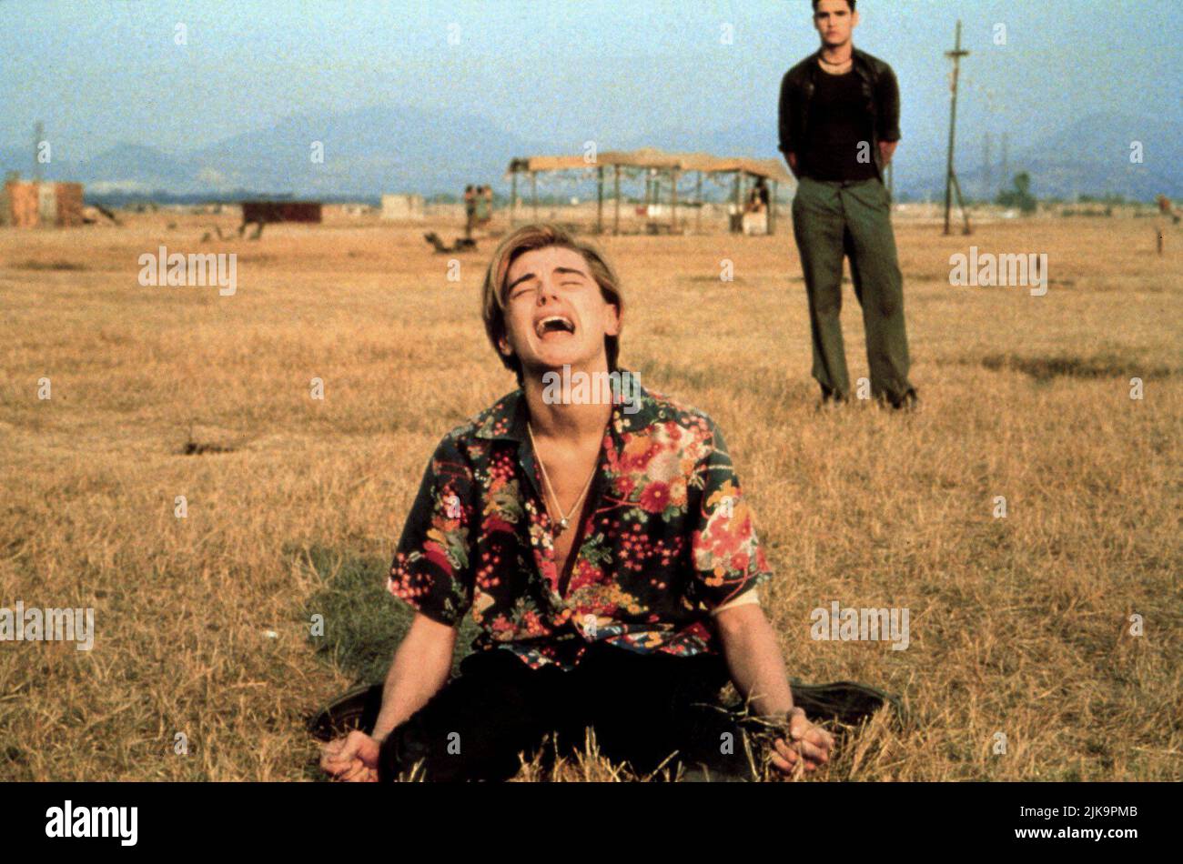 Leonardo Dicaprio Film Romeo + Giulietta; Romeo e Giulietta (USA 1996) Regia: Baz Luhrmann 01 novembre 1996 **ATTENZIONE** questa fotografia è ad uso esclusivamente editoriale ed è copyright della 20TH CENTURY FOX e/o del fotografo assegnato dalla Film o Production Company e può essere riprodotta solo da pubblicazioni in concomitanza con la promozione del suddetto Film. È richiesto un credito obbligatorio a 20TH CENTURY FOX. Il fotografo deve essere accreditato anche se conosciuto. Nessun uso commerciale può essere concesso senza l'autorizzazione scritta di The Film Company. Foto Stock