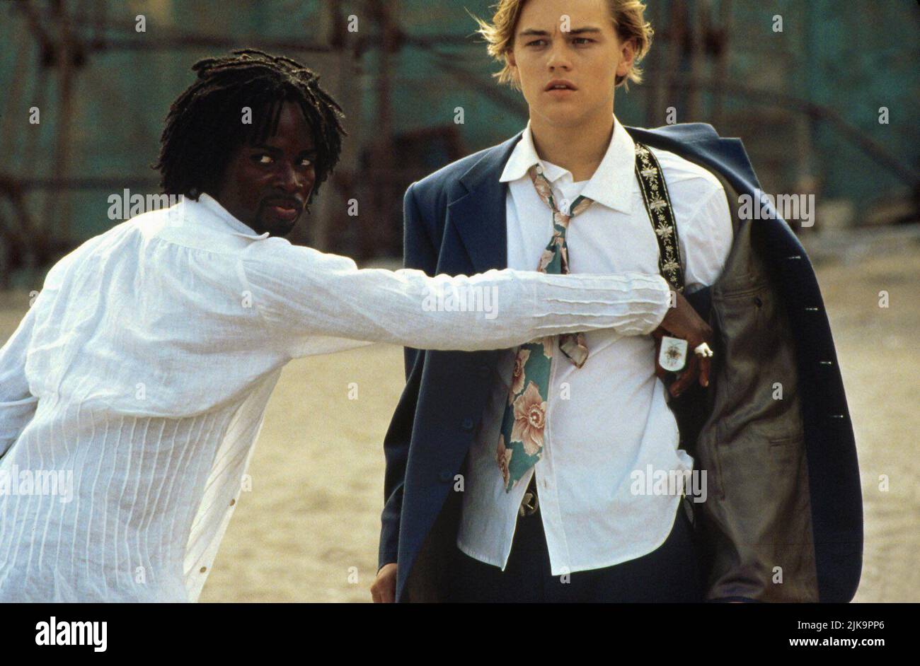 Harold Perrineau Jr, Leonardo Dicaprio Film Romeo + Giulietta; Romeo e Giulietta (USA 1996) regista: Baz Luhrmann 01 novembre 1996 **ATTENZIONE** questa fotografia è a solo uso editoriale ed è copyright della 20TH CENTURY FOX e/o del fotografo assegnato dalla Film o Production Company e può essere riprodotta solo da pubblicazioni in concomitanza con la promozione del suddetto Film. È richiesto un credito obbligatorio a 20TH CENTURY FOX. Il fotografo deve essere accreditato anche se conosciuto. Nessun uso commerciale può essere concesso senza l'autorizzazione scritta di The Film Company. Foto Stock