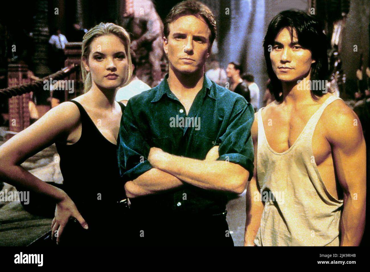 Bridgette Wilson, Linden Ashby & Robin Shou Film: Mortal Kombat (1995) personaggi: Sonya Blade, Johnny Cage & Liu Kang regista: Paul W.S. Anderson 13 luglio 1995 **AVVERTENZA** questa fotografia è solo per uso editoriale ed è copyright della NUOVA LINEA e/o del fotografo assegnato dalla Film o dalla Società di produzione e può essere riprodotta solo da pubblicazioni in concomitanza con la promozione del suddetto Film. È necessario un credito obbligatorio per LA NUOVA RIGA. Il fotografo deve essere accreditato anche quando è noto. Nessun uso commerciale può essere concesso senza l'autorizzazione scritta della Film Company. Foto Stock