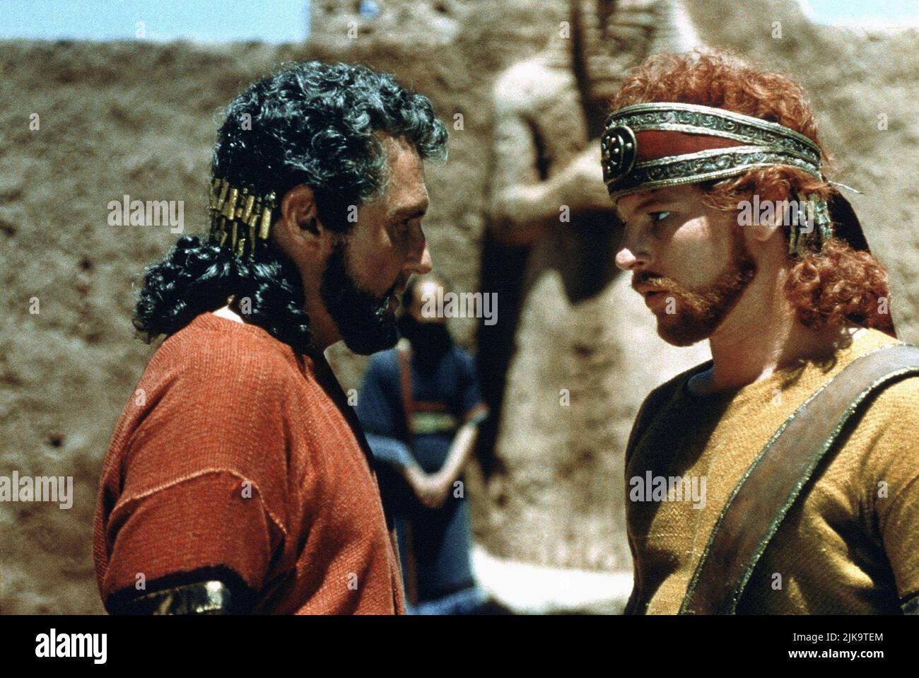 Dennis Hopper & ben Becker Film: Samson and Delilah (TV-Film) personaggi: Generale Tariq, Principe Sidqa USA/IT/De 1996, regista: Nicolas Roeg 08 Dicembre 1996 **AVVISO** questa foto è solo per uso editoriale ed è il copyright delle IMMAGINI BETA FILMTURNER e/o del fotografo assegnato dalla Film o dalla Società di produzione e può essere riprodotto solo da pubblicazioni in concomitanza con la promozione del suddetto Film. È richiesto un credito obbligatorio per LE IMMAGINI BETA FILMTURNER. Il fotografo deve essere accreditato anche quando è noto. Nessun uso commerciale può essere concesso senza l'autore scritto Foto Stock