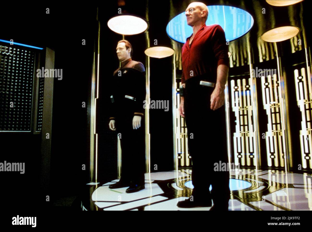 Brent Spiner & Patrick Stewart Film: Star Trek: Insurrezione (USA 1998) personaggi: Lt. Commander Data & Captain Jean-Luc Picard / Star Trek IX / 'Beam Me Up' regista: Jonathan Frakes 10 Dicembre 1998 **AVVISO** questa fotografia è solo per uso editoriale ed è il copyright di IMMAGINI DI PRIMARIA IMPORTANZA e/o il fotografo assegnato dalla Società di produzione o Film e può essere riprodotto solo da pubblicazioni in concomitanza con la promozione del suddetto Film. È necessario un credito obbligatorio per LE IMMAGINI DI IMPORTANZA FONDAMENTALE. Il fotografo deve essere accreditato anche quando è noto. Nessun uso commerciale può essere gra Foto Stock