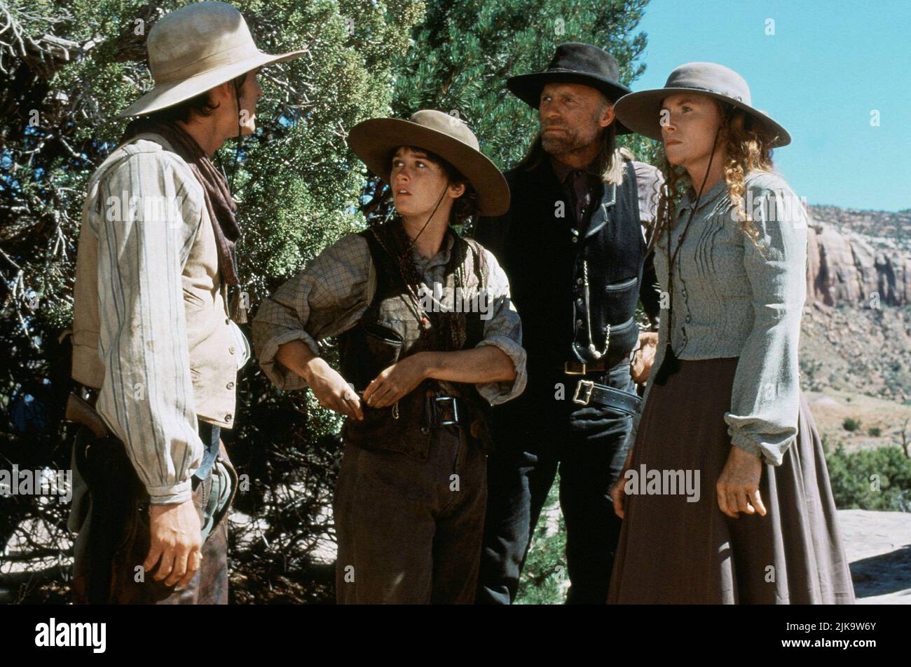 Henry Thomas, Robin Tunney, ed Harris & Amy Madigan Film: Riders of the Purple Sage (1996) personaggi: Bern Venters, Elizabeth 'Bess' Erne, Oldring's Masked Rider, Jim Lassiter, Milly Erne's Brother & Jane Withersteen regista: Charles Haid 21 gennaio 1996 **AVVISO** questa fotografia è solo per uso editoriale ed è copyright di TNT e/o del fotografo assegnato dalla Film o dalla Società di produzione e può essere riprodotta solo da pubblicazioni in concomitanza con la promozione del suddetto Film. È richiesto un credito obbligatorio per TNT. Il fotografo deve essere accreditato anche quando è noto. No CO Foto Stock