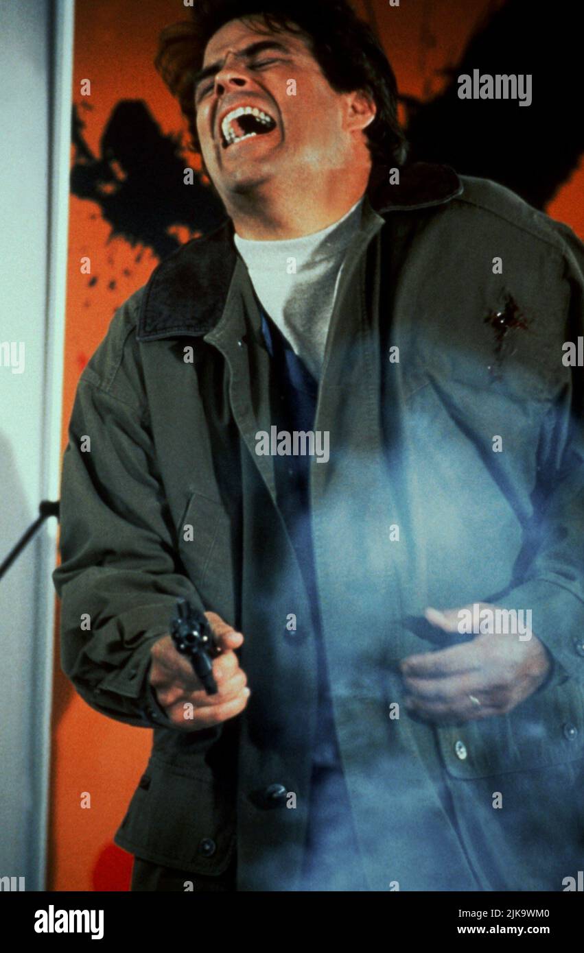 Ted McGinley Film Tails You Live, Heads You're Dead (1995) personaggi: Jeffrey Quint regista: Christopher Smith 18 ottobre 1995 **ATTENZIONE** questa fotografia è ad uso esclusivamente editoriale ed è copyright di WILSHIRE e/o del fotografo assegnato dalla Film o Production Company e può essere riprodotta solo da pubblicazioni in concomitanza con la promozione del suddetto Film. È richiesto un credito obbligatorio a WILSHIRE. Il fotografo deve essere accreditato anche se conosciuto. Nessun uso commerciale può essere concesso senza l'autorizzazione scritta di The Film Company. Foto Stock