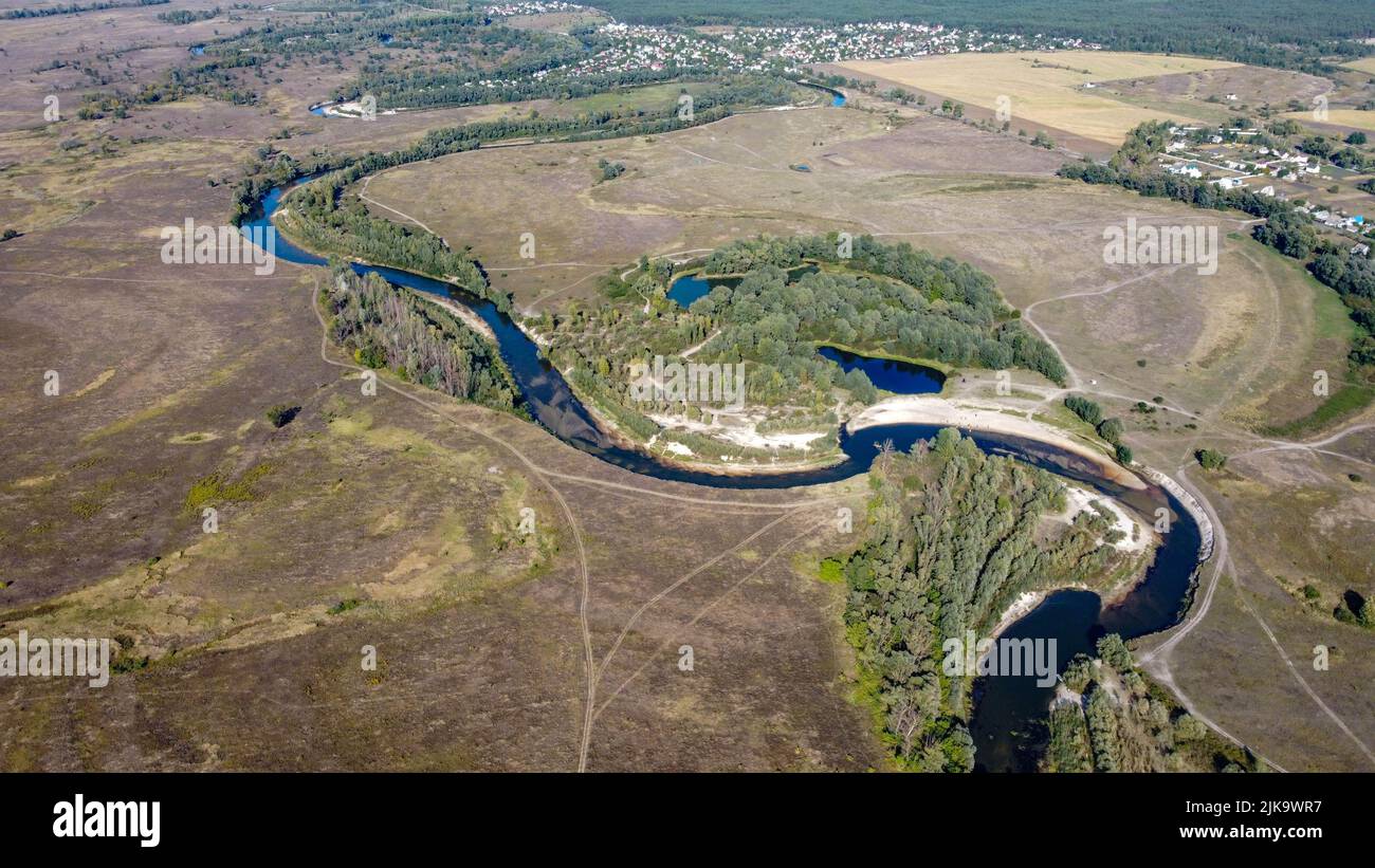 fiume che scorre attraverso il campo di tiro da un drone ucraina Foto Stock