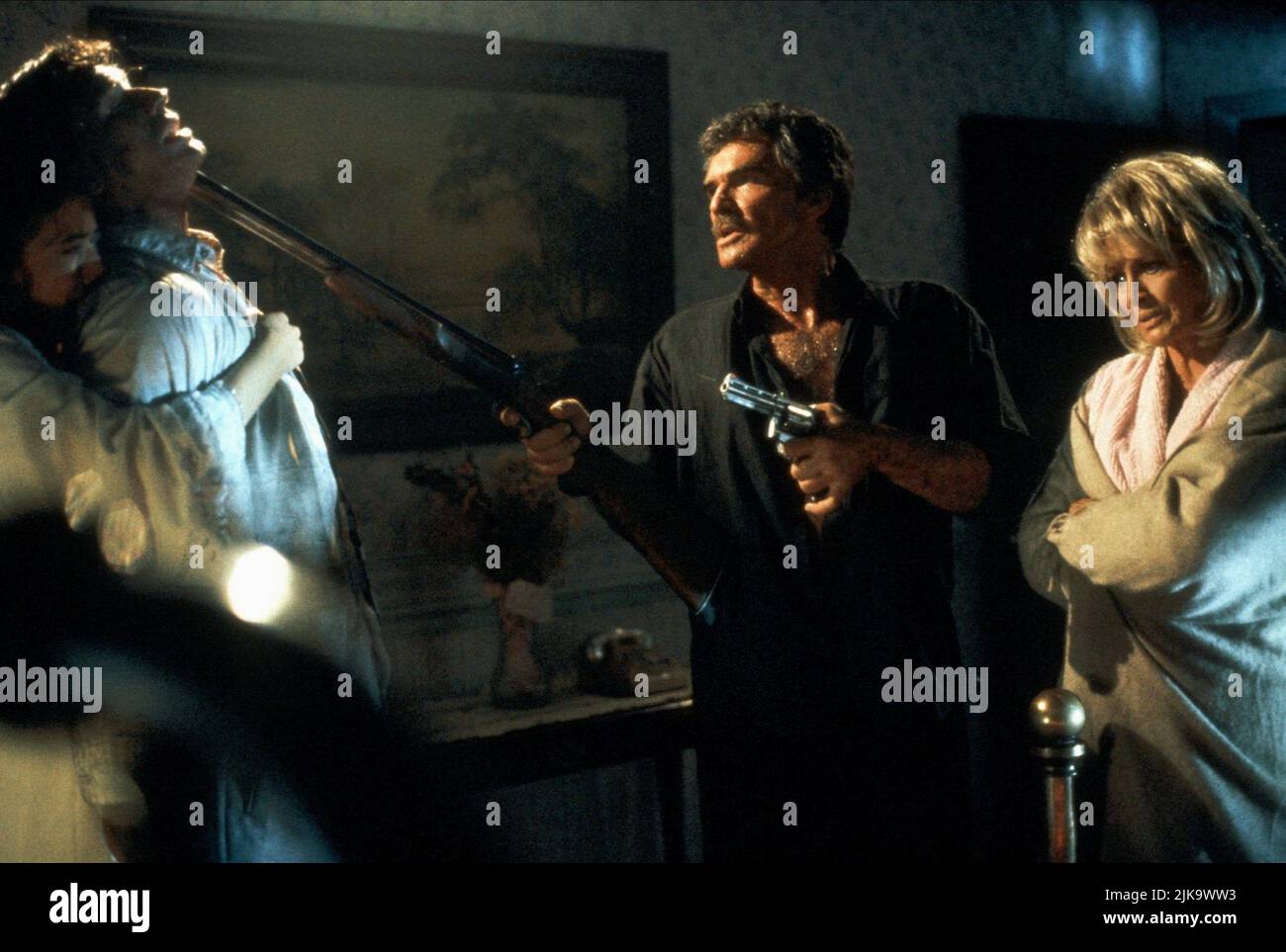 Mia Sara, Brian Wimmer, Burt Reynolds & Angie Dickinson Film: The Maddalening (USA 1995) personaggi: Cassie Osborne,David Osborne,Roy Scudder & Georgina Scudder Direttore: Danny Huston 16 Giugno 1995 **ATTENZIONE** questa fotografia è solo ad uso editoriale ed è copyright di THINKFACTORY MEDIA e/o del fotografo assegnato dalla Film o dalla Società di produzione e può essere riprodotta solo da pubblicazioni in concomitanza con la promozione del suddetto Film. È richiesto un credito obbligatorio per i SUPPORTI THINKFACTORY. Il fotografo deve essere accreditato anche quando è noto. Non è consentito alcun uso commerciale della rete wi Foto Stock