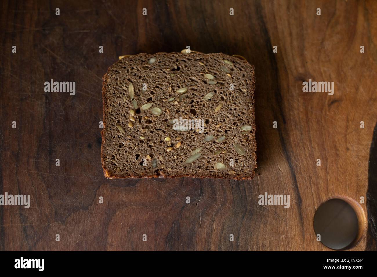 Pumpernickel o mock-segale senza glutine senza semi pane fatto di teff e farina di grano saraceno. Foto Stock