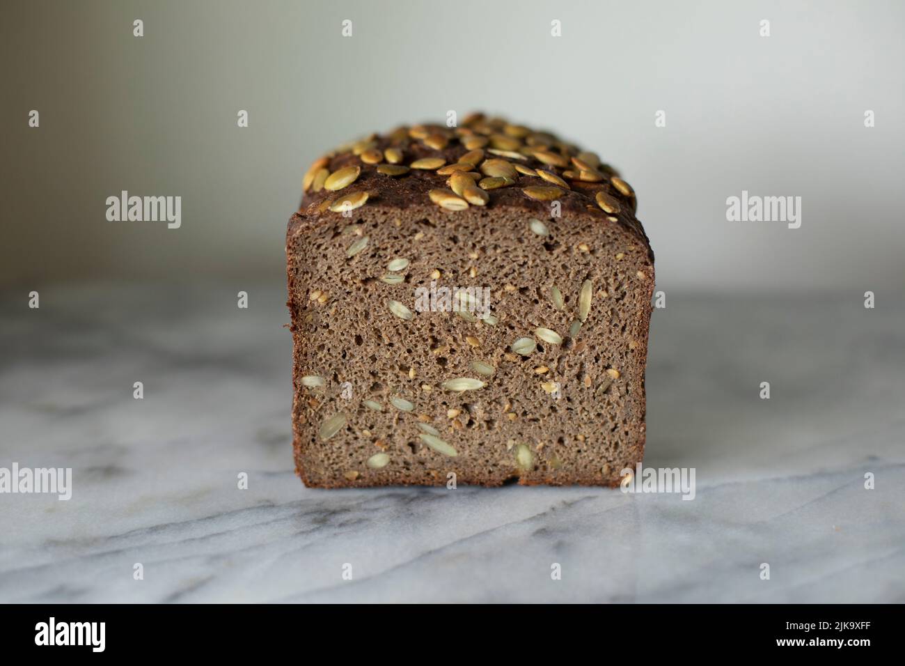 Pumpernickel o mock-segale senza glutine senza semi pane fatto di teff e farina di grano saraceno. Foto Stock