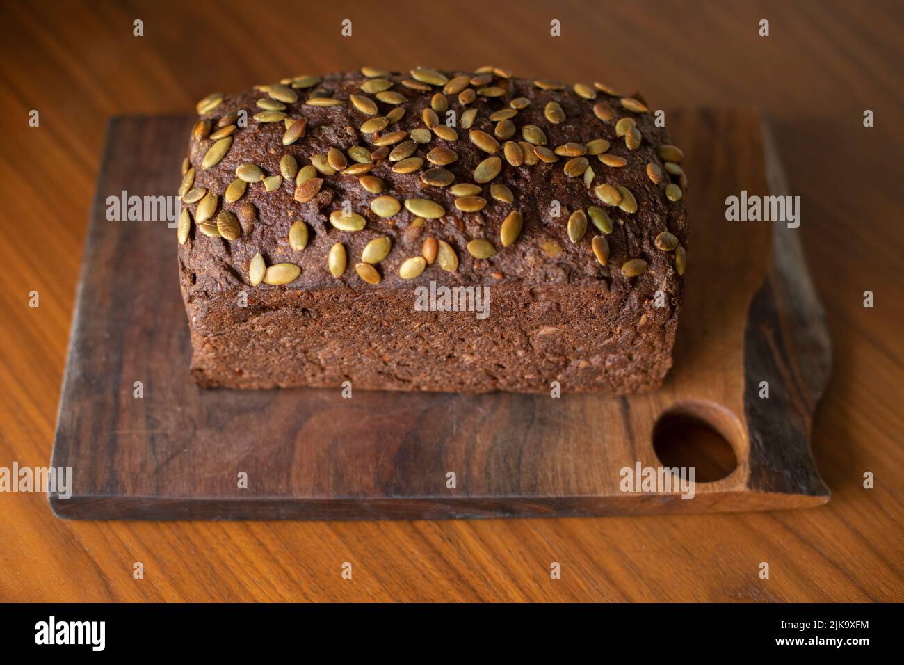 Pumpernickel o mock-segale senza glutine senza semi pane fatto di teff e farina di grano saraceno. Foto Stock
