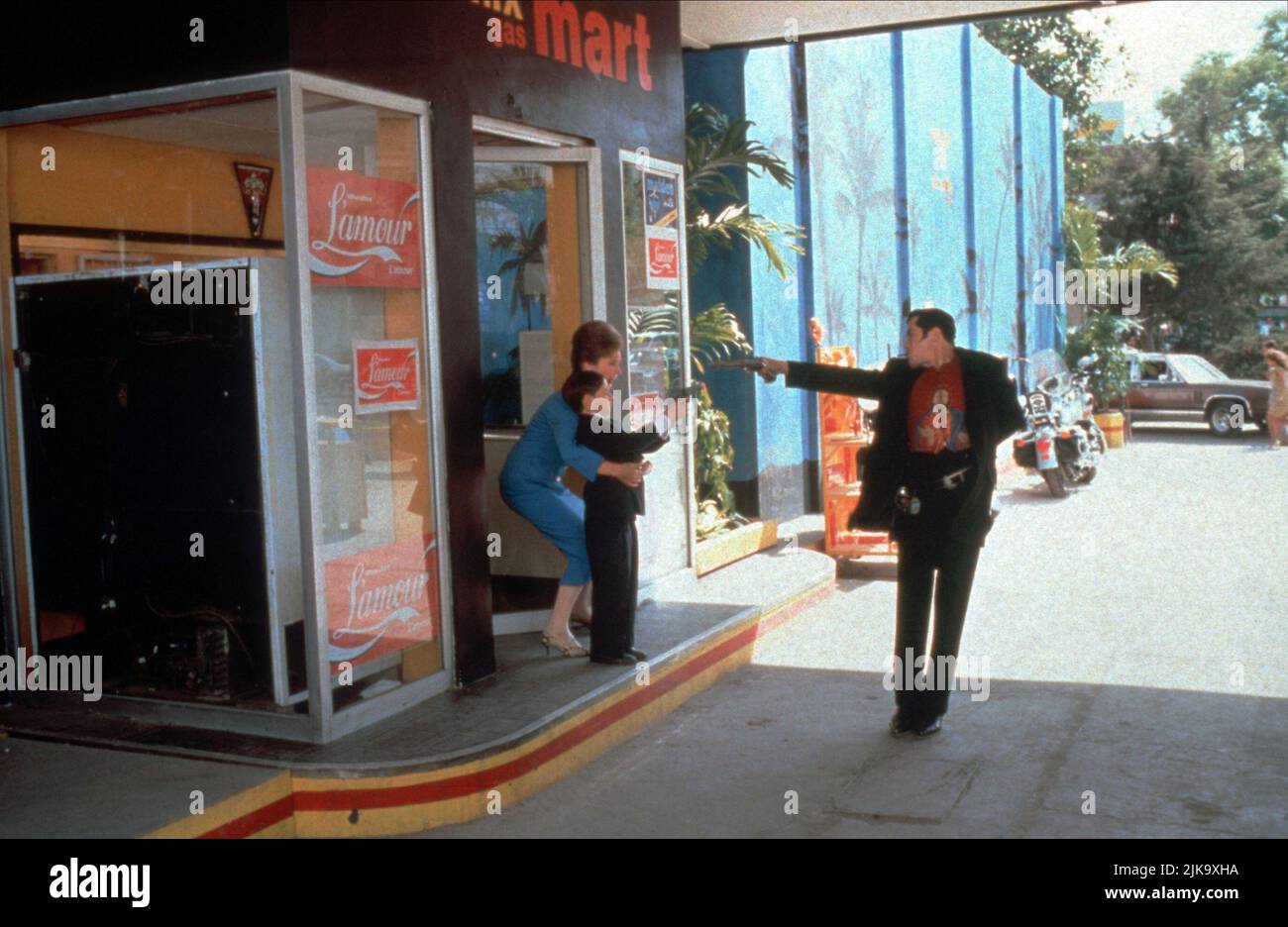 Margarita Wynne, Rodrigo Escandon & John Leguizamo Film: Romeo + Giulietta; Romeo e Giulietta (USA 1996) personaggi: Station Mother, Kid con Toy Gun, Tybalt regista: Baz Luhrmann 01 Novembre 1996 **ATTENZIONE** questa fotografia è solo per uso editoriale ed è il copyright di 20th CENTURY FOX e/o del fotografo assegnato dalla Film o dalla Production Company e può essere riprodotta solo da pubblicazioni in concomitanza con la promozione del suddetto Film. È richiesto un credito obbligatorio per 20th CENTURY FOX. Il fotografo deve essere accreditato anche quando è noto. Nessun uso commerciale può essere concesso senza Foto Stock