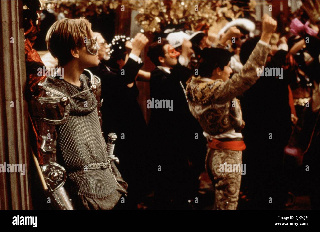 Leonardo Dicaprio Film Romeo + Giulietta; Romeo e Giulietta (USA 1996) personaggi: Romeo regista: Baz Luhrmann 01 novembre 1996 **ATTENZIONE** questa fotografia è ad uso esclusivamente editoriale ed è copyright della 20TH CENTURY FOX e/o del fotografo assegnato dalla Film o Production Company e può essere riprodotta solo da pubblicazioni in concomitanza con la promozione del suddetto Film. È richiesto un credito obbligatorio a 20TH CENTURY FOX. Il fotografo deve essere accreditato anche se conosciuto. Nessun uso commerciale può essere concesso senza l'autorizzazione scritta di The Film Company. Foto Stock