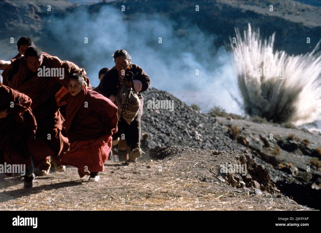 I monaci tibetani fuggono dall'esplosione Film Seven Years in Tibet (USA/Regno Unito 1997) regista: Jean-Jacques Annaud 13 settembre 1997 **ATTENZIONE** questa fotografia è ad uso esclusivamente editoriale ed è copyright DELLA COLUMBIA TRISTAR e/o del fotografo assegnato dalla Film o Production Company e può essere riprodotta solo da pubblicazioni in concomitanza con la promozione del suddetto Film. È richiesto un credito obbligatorio per COLUMBIA TRISTAR. Il fotografo deve essere accreditato anche se conosciuto. Nessun uso commerciale può essere concesso senza l'autorizzazione scritta di The Film Company. Foto Stock