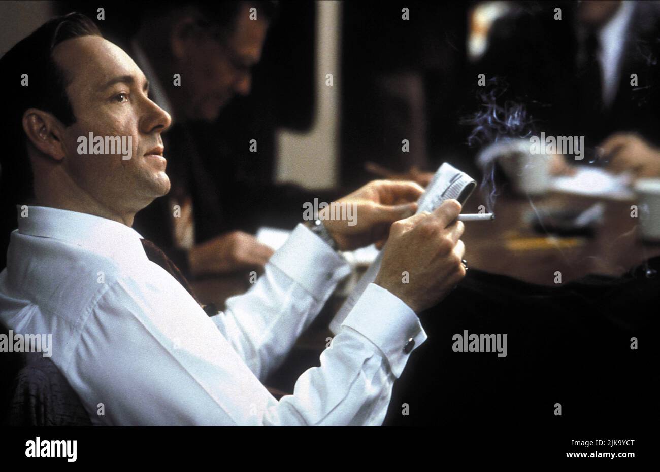 Film di Kevin Spacey: L.A. Riservato; riservato la (USA 1997) caratteri: Jack Vincennes Direttore: Curtis Hanson 14 maggio 1997 **AVVISO** questa foto è solo per uso editoriale ed è il copyright di WARNER BROS. E/o del fotografo assegnato dalla Film o dalla Società di produzione e può essere riprodotto solo da pubblicazioni in concomitanza con la promozione del suddetto Film. È richiesto un credito obbligatorio per WARNER BROS. Il fotografo deve essere accreditato anche quando è noto. Nessun uso commerciale può essere concesso senza l'autorizzazione scritta della Film Company. Foto Stock