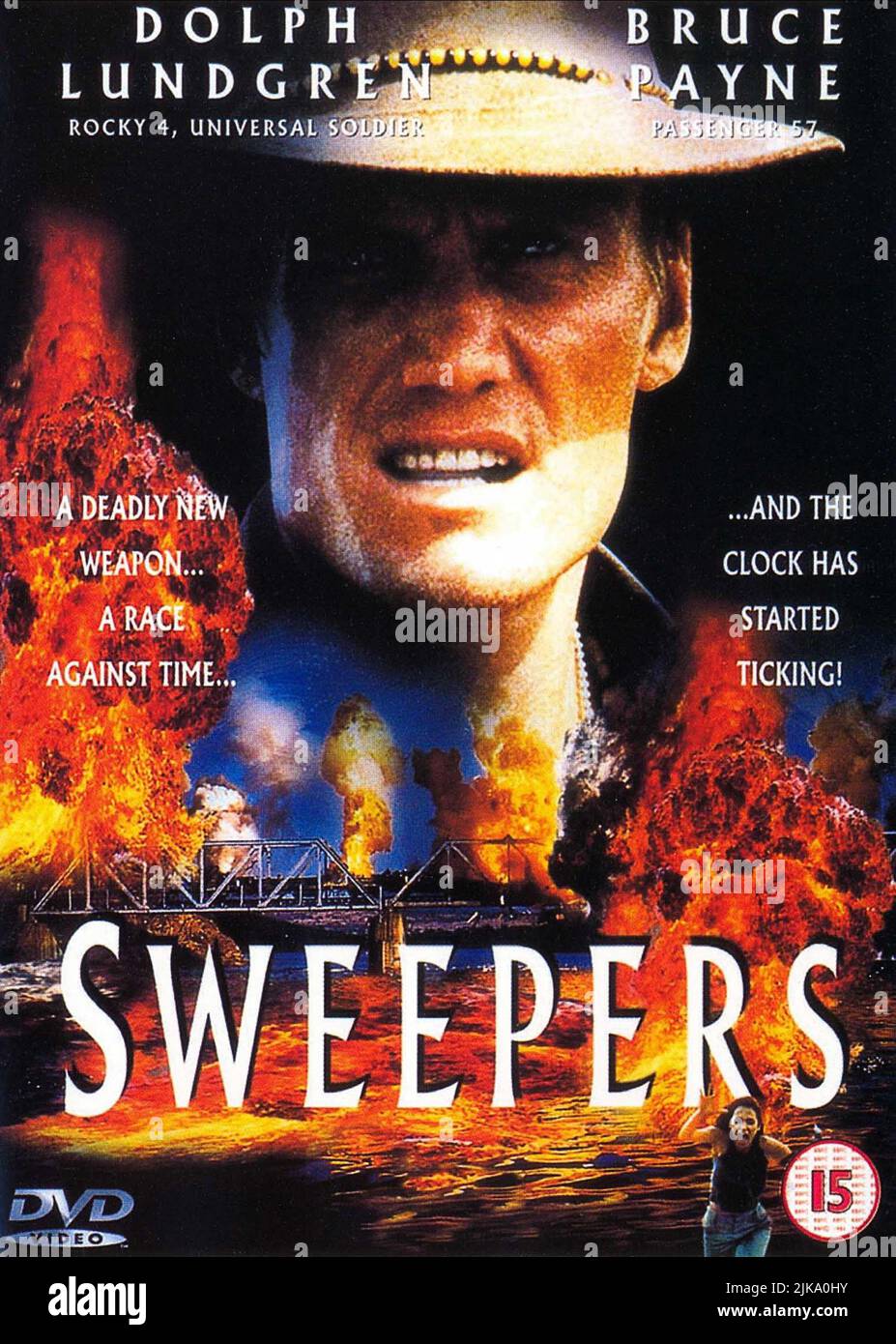 Dolph Lundgren Poster Film: Sweepers (USA/ZA 1998) personaggi: Christian Erickson regista: Keoni Waxman 02 Dicembre 1998 **AVVISO** questa fotografia è ad uso esclusivamente editoriale ed è copyright DEI FILMATI DI IMMAGINI NU e/o del fotografo assegnato dalla Film o dalla Production Company e può essere riprodotta solo da pubblicazioni in concomitanza con la promozione del suddetto Film. È richiesto un credito obbligatorio per I FILM DI IMMAGINI NU. Il fotografo deve essere accreditato anche quando è noto. Nessun uso commerciale può essere concesso senza l'autorizzazione scritta della Film Company. Foto Stock