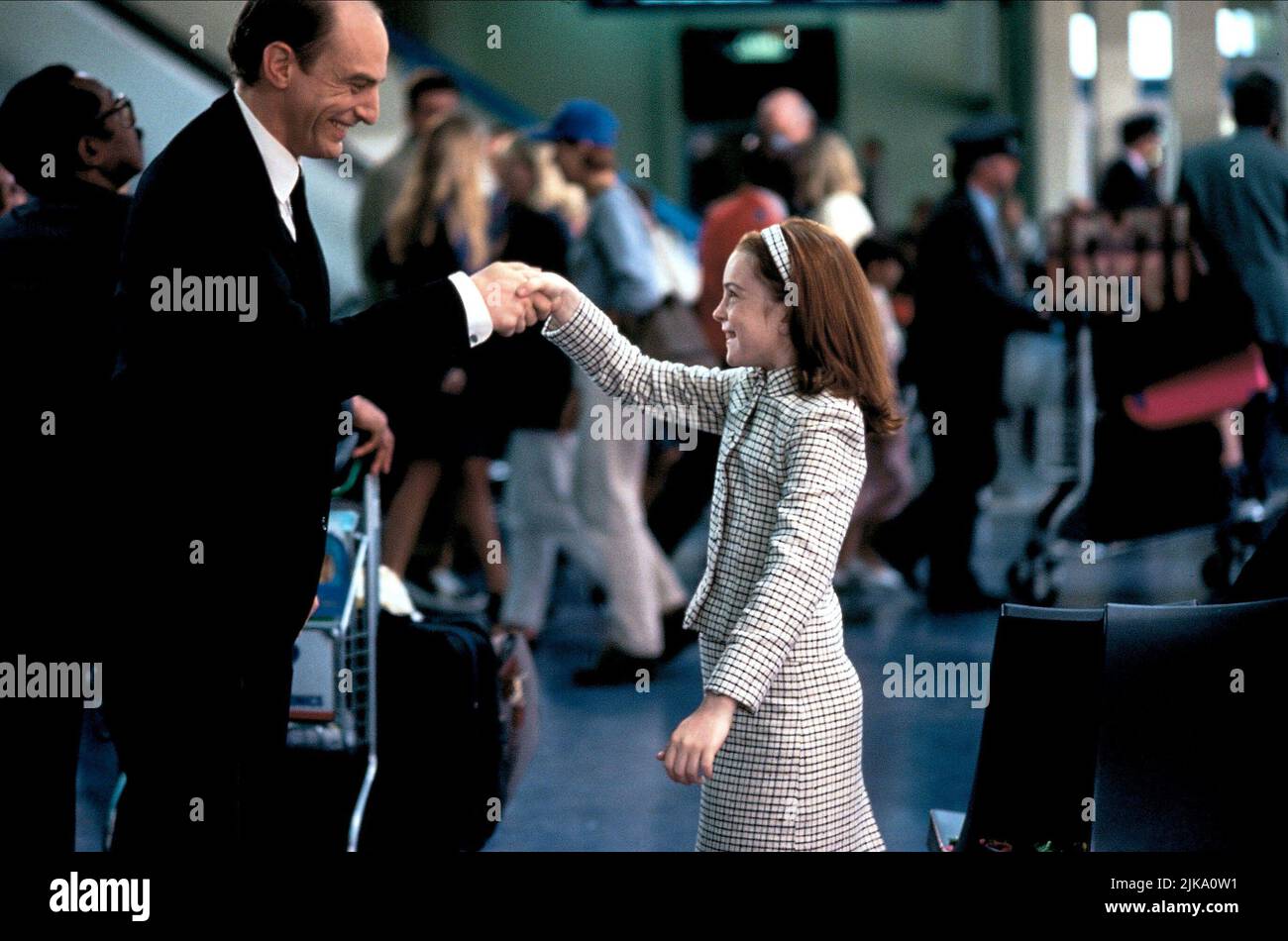 Simon Kunz & Lindsay Lohan Film: The Parent Trap (USA 1998) personaggi: Martin - James's Butler, Hallie Parker regista: Nancy Meyers 20 luglio 1998 **AVVISO** questa foto è solo per uso editoriale ed è il copyright delle IMMAGINI DI WALT DISNEY e/o del fotografo assegnato dalla Film o dalla Società di produzione e può essere riprodotto solo da pubblicazioni in concomitanza con la promozione del suddetto Film. È richiesto un credito obbligatorio per LE IMMAGINI DI WALT DISNEY. Il fotografo deve essere accreditato anche quando è noto. Nessun uso commerciale può essere concesso senza autorizzazione scritta da parte del Film Compan Foto Stock