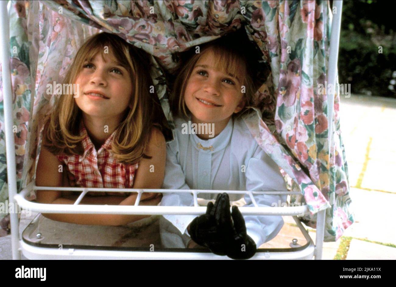 Mary-Kate Olsen & Ashley Olsen Film: Prende due (USA 1995) personaggi: Amanda Lemmon, Alyssa Callaway Director: Andy Tennant 17 novembre 1995 **AVVISO** questa fotografia è solo per uso editoriale ed è copyright di WARNER BROS. E/o del fotografo assegnato dalla Film o dalla Production Company e può essere riprodotta solo da pubblicazioni in concomitanza con la promozione del suddetto Film. È richiesto un credito obbligatorio per WARNER BROS. Il fotografo deve essere accreditato anche quando è noto. Nessun uso commerciale può essere concesso senza l'autorizzazione scritta della Film Company. Foto Stock