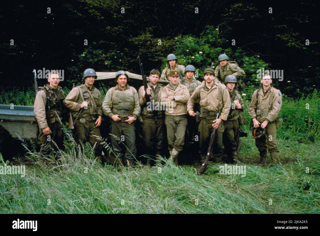 Barry Pepper, Tom Hanks, Tom Sizemore, Edward Burns, Dale Dye, VIN Diesel, Adam Goldberg, Giovanni Ribisi & Jeremy Davies Film: Salvare Ryan privato (USA 1998) personaggi: Pvt. Daniel Jackson, Capt John H. Miller, Sgt. Mike Horvath, Pvt. Richard Reiben, Pvt. Adrian Caparzo, Pvt. Stanley Mellish, T-4 Medic Irwin Wade, CPL. Upham Direttore: Steven Spielberg 21 luglio 1998 **AVVERTIMENTO** questa fotografia è ad uso esclusivamente editoriale ed è copyright DELLE IMMAGINI DREAMWORKSPARAMOUNT e/o del fotografo assegnato dalla Film o dalla Production Company e può essere riprodotta solo da pubblicazioni in co Foto Stock