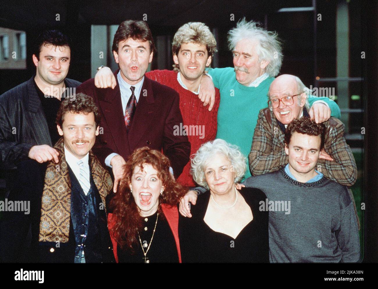 Victor Mcguire, Charles Lawson, Graham Bickley, Ronald Forfar, Melanie Hill, Jean Boht & Nick Conway Televisione: Pane (1996) personaggi: Jack Boswell,Yizzel (3 episodi, 1986-1987),Joey Boswell,Freddie Boswell (37 episodi, 1986-1990),Aveline Boswell,Nellie Boswell (74 episodi, 1986-1991) e Billy Boswell Direttore: John Dahl 23 Febbraio 1996 **ATTENZIONE** questa foto è solo per uso editoriale ed è copyright di BBC e/o del fotografo assegnato dalla Film o dalla Production Company e può essere riprodotta solo da pubblicazioni in concomitanza con la promozione del suddetto Film. Un Manda Foto Stock