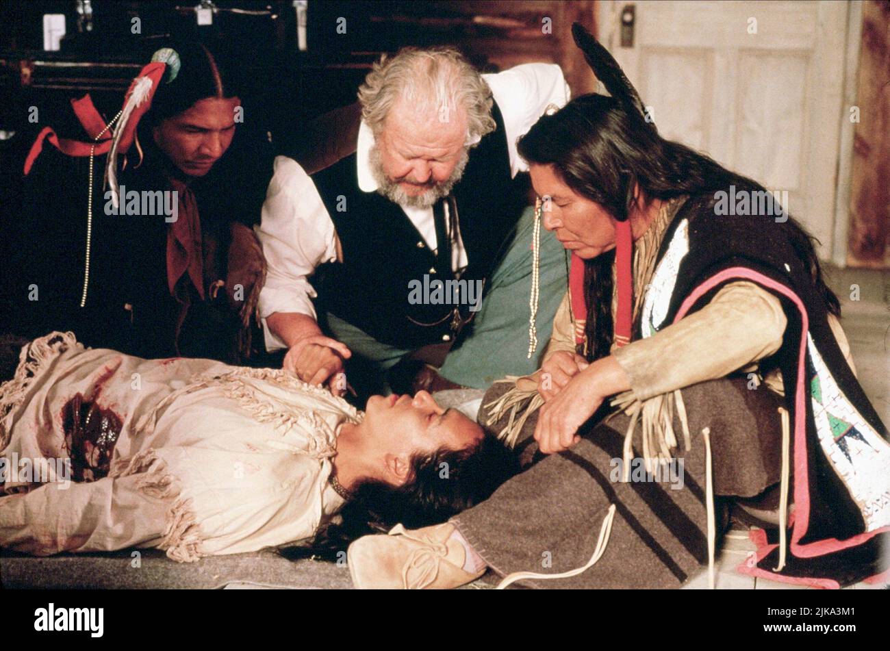 Michael Greyeyes, Ned Beatty & Wes studi Film Crazy Horse (1996) personaggi: Crazy Horse, Dr McGillicuddy & Red Cloud Direttore: John Irvin 07 luglio 1996 **ATTENZIONE** questa fotografia è solo per uso editoriale ed è copyright di TNT e/o del fotografo assegnato dalla Film o Production Company e può essere riprodotta solo da pubblicazioni in concomitanza con la promozione del suddetto Film. È richiesto un credito obbligatorio a TNT. Il fotografo deve essere accreditato anche se conosciuto. Nessun uso commerciale può essere concesso senza l'autorizzazione scritta di The Film Company. Foto Stock
