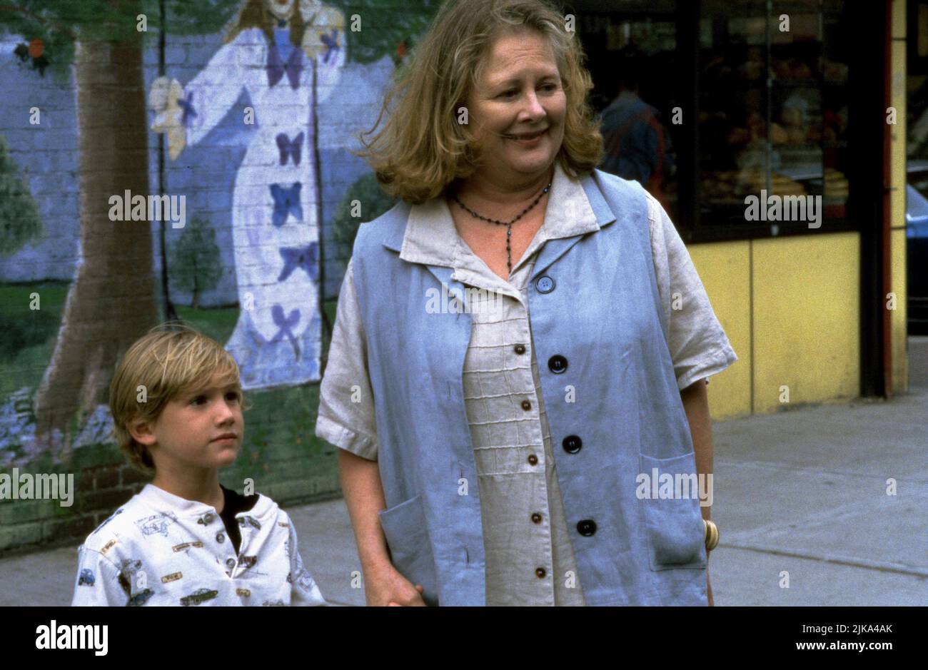 Jesse James & Shirley Knight Film: The Good As IT Gets (USA 1997) personaggi: Spencer Connelly & Beverly Connelly regista: James L. Brooks 06 Dicembre 1997 **AVVISO** questa fotografia è solo per uso editoriale ed è copyright delle IMMAGINI TRISTAR e/o del fotografo assegnato dalla Film o dalla Production Company e può essere riprodotta solo da pubblicazioni in concomitanza con la promozione del suddetto Film. È richiesto un credito obbligatorio per LE IMMAGINI TRISTAR. Il fotografo deve essere accreditato anche quando è noto. Nessun uso commerciale può essere concesso senza autorizzazione scritta da parte della Film Compa Foto Stock