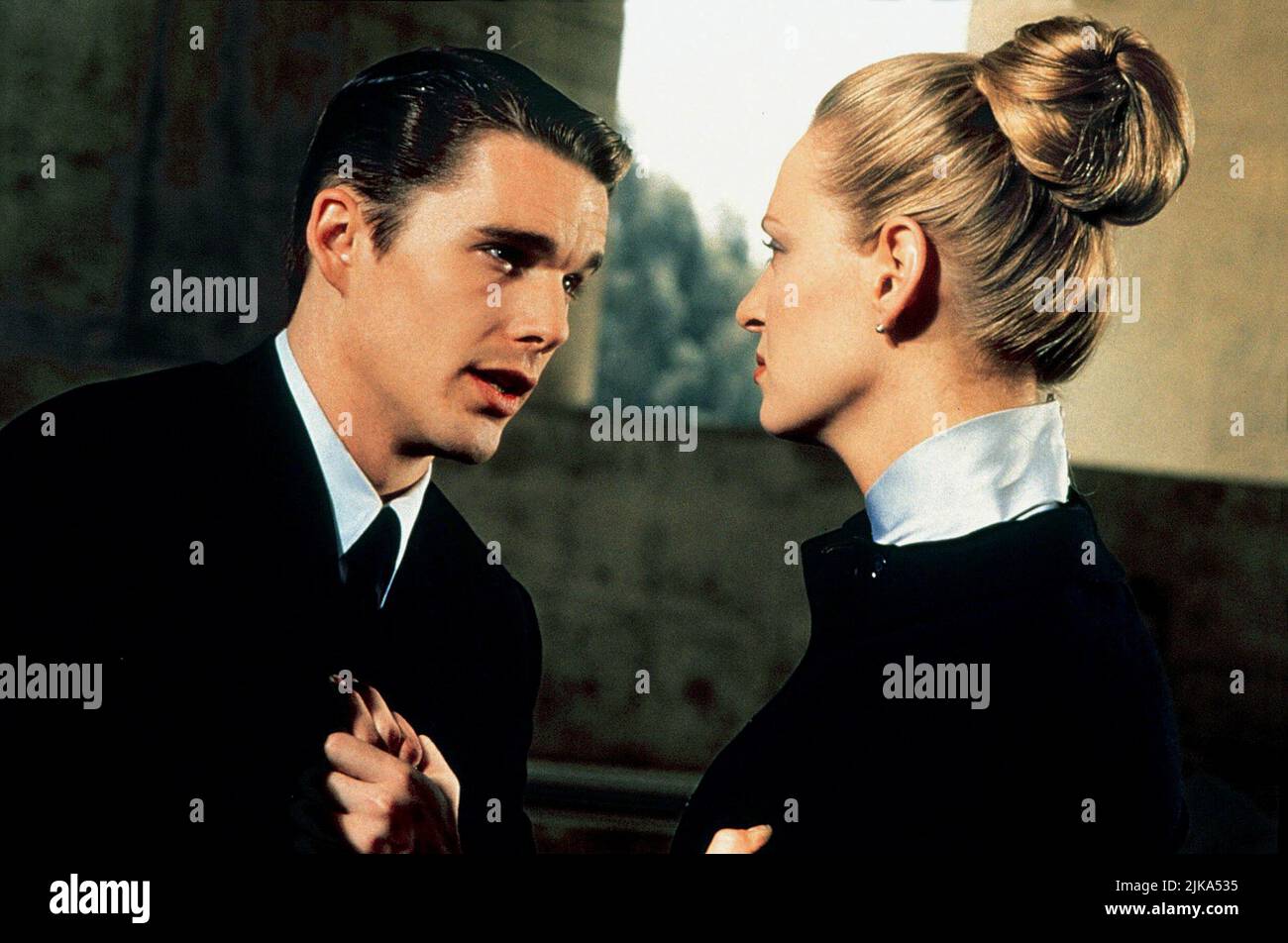 Ethan Hawke & Uma Thurman Film Gattaca (1997) personaggi: Vincent Freeman & Irene Cassini regista: Andrew Niccol 07 settembre 1997 **ATTENZIONE** questa fotografia è ad uso esclusivamente editoriale ed è copyright della COLUMBIA e/o del fotografo assegnato dalla Film o Production Company e può essere riprodotta solo da pubblicazioni in concomitanza con la promozione del suddetto Film. È richiesto un credito obbligatorio a COLUMBIA. Il fotografo deve essere accreditato anche se conosciuto. Nessun uso commerciale può essere concesso senza l'autorizzazione scritta di The Film Company. Foto Stock