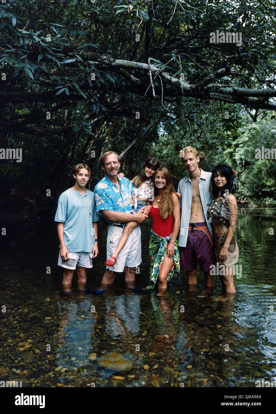 Blake Bashoff, James Keach, Jamie Renee Smith, Jane Seymour, John Asher & Yumi Iwama Film: The New Swiss Family Robinson (1998) personaggi: Todd Robinson, Jack Robinson, Elizabeth Robinson (come Jamie Renee Smith), Anna Robinson, e Francoise Direttore: Stewart Raffill 08 luglio 1998 **AVVISO** questa fotografia è esclusivamente ad uso editoriale ed è copyright DI DISNEY e/o del fotografo assegnato dalla Film o dalla Production Company e può essere riprodotta solo da pubblicazioni in concomitanza con la promozione del suddetto Film. È richiesto un credito obbligatorio per DISNEY. Anche il fotografo dovrebbe essergli Foto Stock