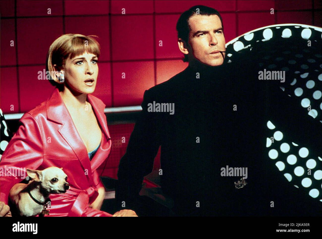 Sarah Jessica Parker & Pierce Brosnan Film: Mars Attacks! (USA 1996) personaggi: Nathalie Lake & Professor Donald Kessler Direttore: Tim Burton 12 Dicembre 1996 **ATTENZIONE** questa foto è solo per uso editoriale ed è il copyright di WARNER BROS. E/o del fotografo assegnato dalla Film o dalla Società di produzione e può essere riprodotto solo da pubblicazioni in concomitanza con la promozione del suddetto Film. È richiesto un credito obbligatorio per WARNER BROS. Il fotografo deve essere accreditato anche quando è noto. Nessun uso commerciale può essere concesso senza l'autorizzazione scritta della Film Company. Foto Stock