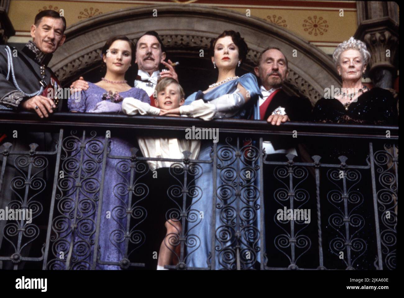 Sir Ian McKellen, Kate Steavenson-Payne, Matthew Grom, Annette BENING, Nigel Hawthorne & Maggie Smith Film: Richard III (UK/USA 1995) personaggi: , Principessa Elisabetta, giovane Principe, Regina Elisabetta, moglie di Edoardo IV, Giorgio, Duca di Clarence e Duchessa di York regista: Richard Loncraine 20 Agosto 1995 **ATTENZIONE** questa foto è solo per uso editoriale ed è il copyright di ARTISTI UNITI e/o il fotografo assegnato dalla Film or Production Company e può essere riprodotto solo da pubblicazioni in concomitanza con la promozione del suddetto Film. Un credito obbligatorio per GLI ARTISTI UNITI è Foto Stock