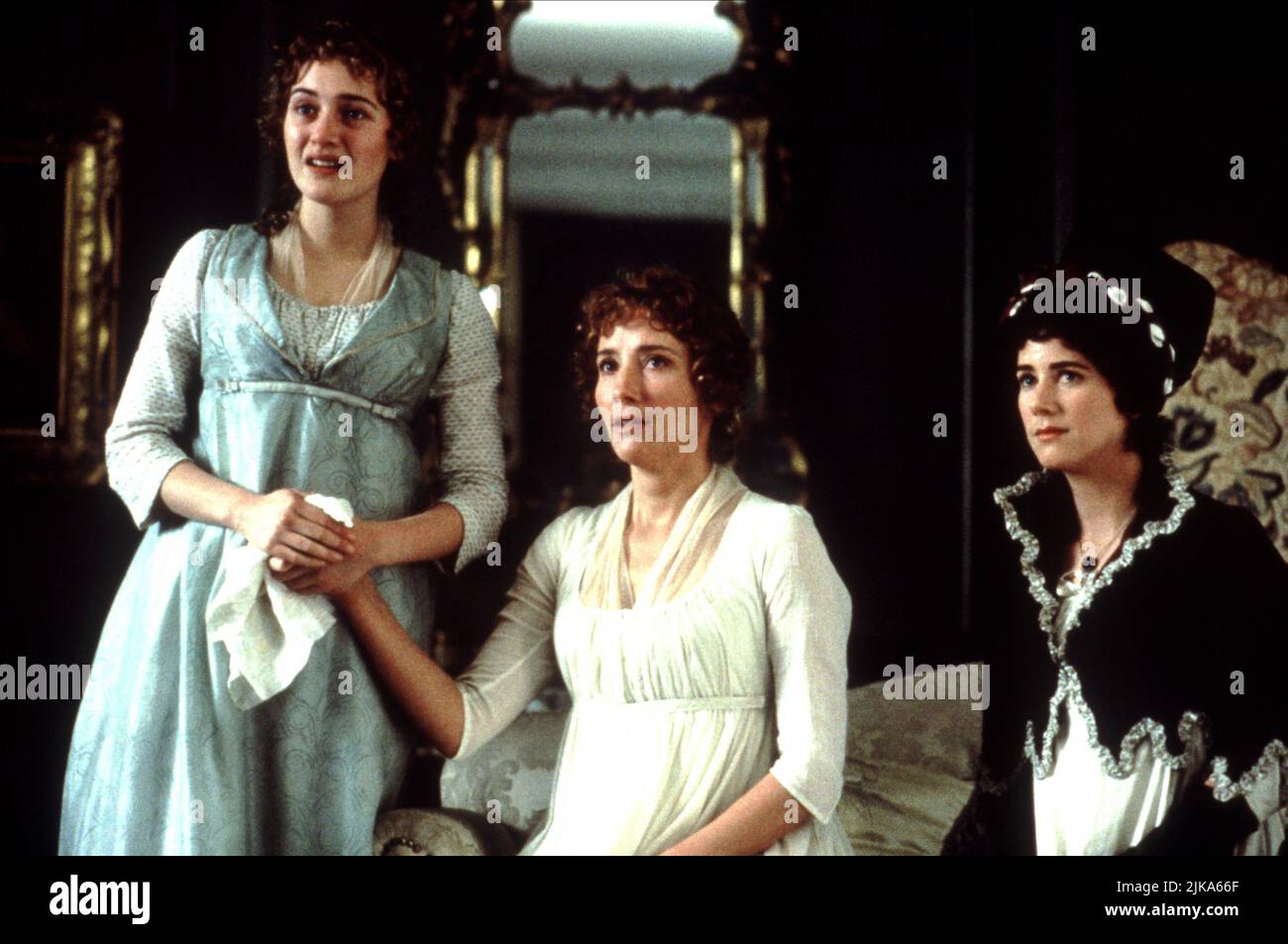 Kate Winslet, Emma Thompson & Imogen Stubbs Film: Sense and Sensibility (USA/UK 1995) personaggi: Marianne Dashwood,Elinor Dashwood & Lucy Steele regista: Ang Lee 13 Dicembre 1995 **ATTENZIONE** questa foto è solo per uso editoriale ed è il copyright di COLUMBIA e/o del fotografo assegnato dalla Film o dalla Production Company e può essere riprodotto solo da pubblicazioni in concomitanza con la promozione del suddetto Film. È richiesto un credito obbligatorio per COLUMBIA. Il fotografo deve essere accreditato anche quando è noto. Nessun uso commerciale può essere concesso senza l'autorizzazione scritta della F Foto Stock