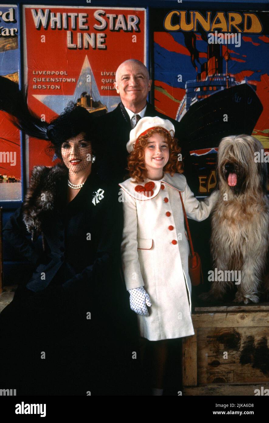 Joan Collins, George Harearn & Ashley Johnson Film: Annie: A Royal Adventure (1997) personaggi: Lady Edwina Hogbottom, Oliver 'Daddy' Warbucks & Annie regista: Ian Toynton 18 Novembre 1995 **AVVISO** questa fotografia è solo per uso editoriale ed è copyright DI TRISTAR e/o del fotografo assegnato dalla Film o dalla Production Company e può essere riprodotta solo da pubblicazioni in concomitanza con la promozione del suddetto Film. È richiesto un credito obbligatorio per TRISTAR. Il fotografo deve essere accreditato anche quando è noto. Nessun uso commerciale può essere concesso senza autorizzazione scritta da t Foto Stock