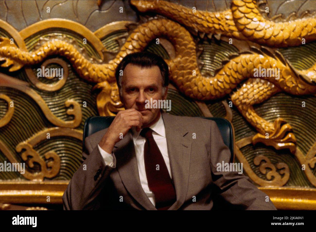 Tom Wilkinson Film: Rush Hour (USA 1998) personaggi: Thomas Griffin regista: Brett Ratner 18 Settembre 1998 **AVVISO** questa fotografia è solo per uso editoriale ed è copyright della NUOVA LINEA e/o del fotografo assegnato dalla Film o dalla Società di produzione e può essere riprodotta solo da pubblicazioni in concomitanza con la promozione del suddetto Film. È necessario un credito obbligatorio per LA NUOVA RIGA. Il fotografo deve essere accreditato anche quando è noto. Nessun uso commerciale può essere concesso senza l'autorizzazione scritta della Film Company. Foto Stock