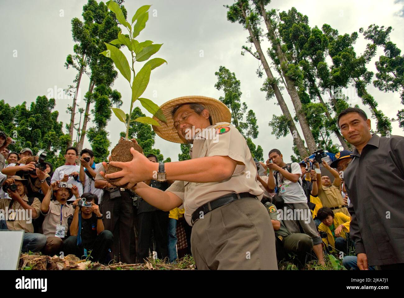 Ministro indonesiano della silvicoltura, Malam Sambat Kaban (MS Kaban) piantando un albero durante un evento organizzato da Conservation International (ci)-Indonesia e Gede Pangrango National Park a Nagrak, un villaggio che si trova al confine del parco nazionale a Sukabumi, Giava Occidentale, Indonesia. Foto Stock