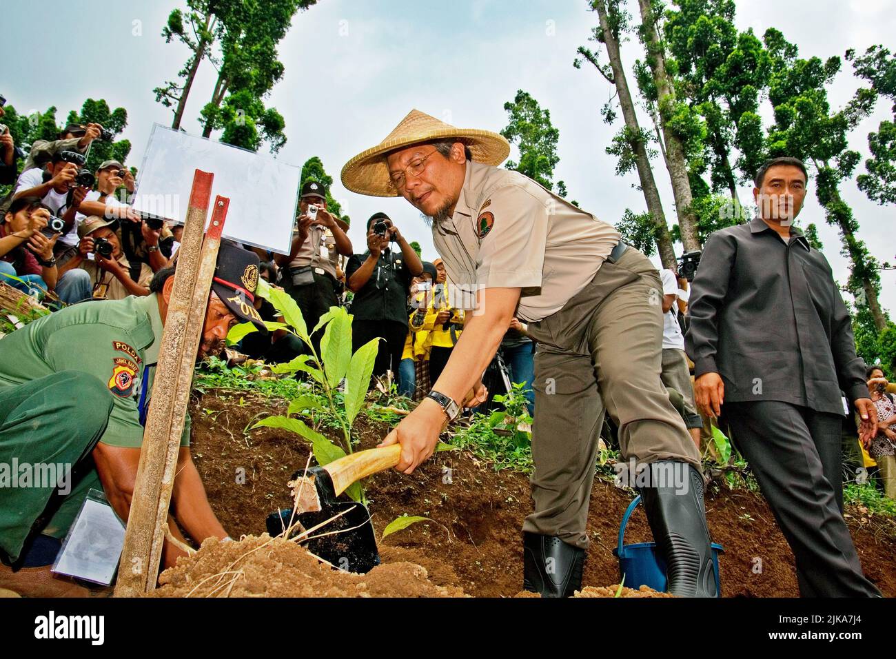Ministro indonesiano della silvicoltura, Malam Sambat Kaban (MS Kaban) piantando un albero durante un evento organizzato da Conservation International (ci)-Indonesia e Gede Pangrango National Park a Nagrak, un villaggio che si trova al confine del parco nazionale a Sukabumi, Giava Occidentale, Indonesia. Foto Stock