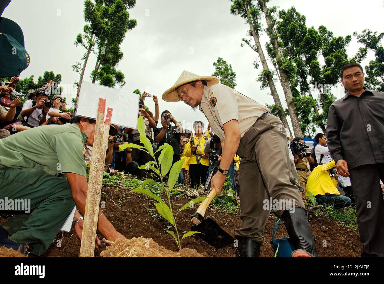 Ministro indonesiano della silvicoltura, Malam Sambat Kaban (MS Kaban) piantando un albero durante un evento organizzato da Conservation International (ci)-Indonesia e Gede Pangrango National Park a Nagrak, un villaggio che si trova al confine del parco nazionale a Sukabumi, Giava Occidentale, Indonesia. Foto Stock